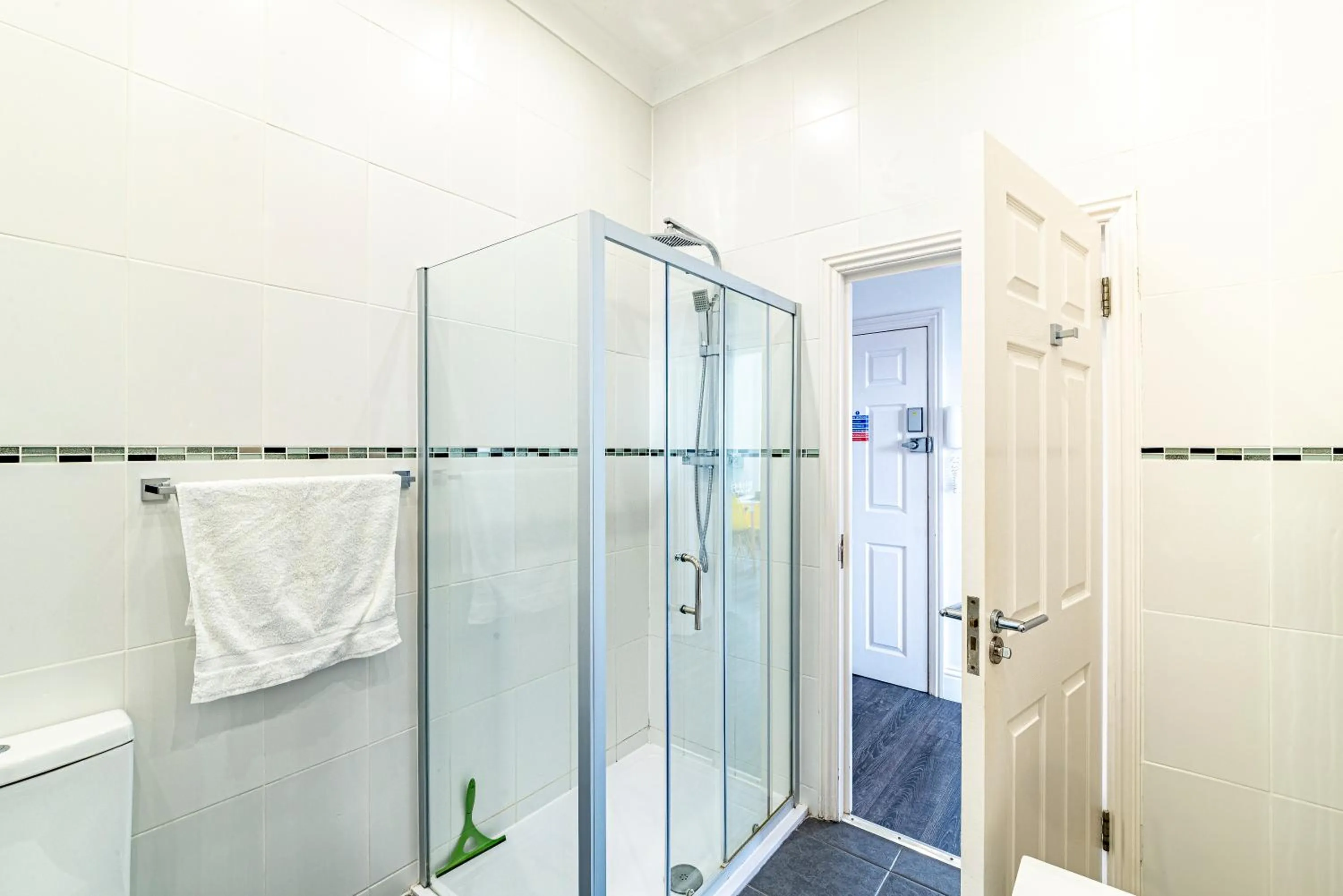 Shower in Greyfriars