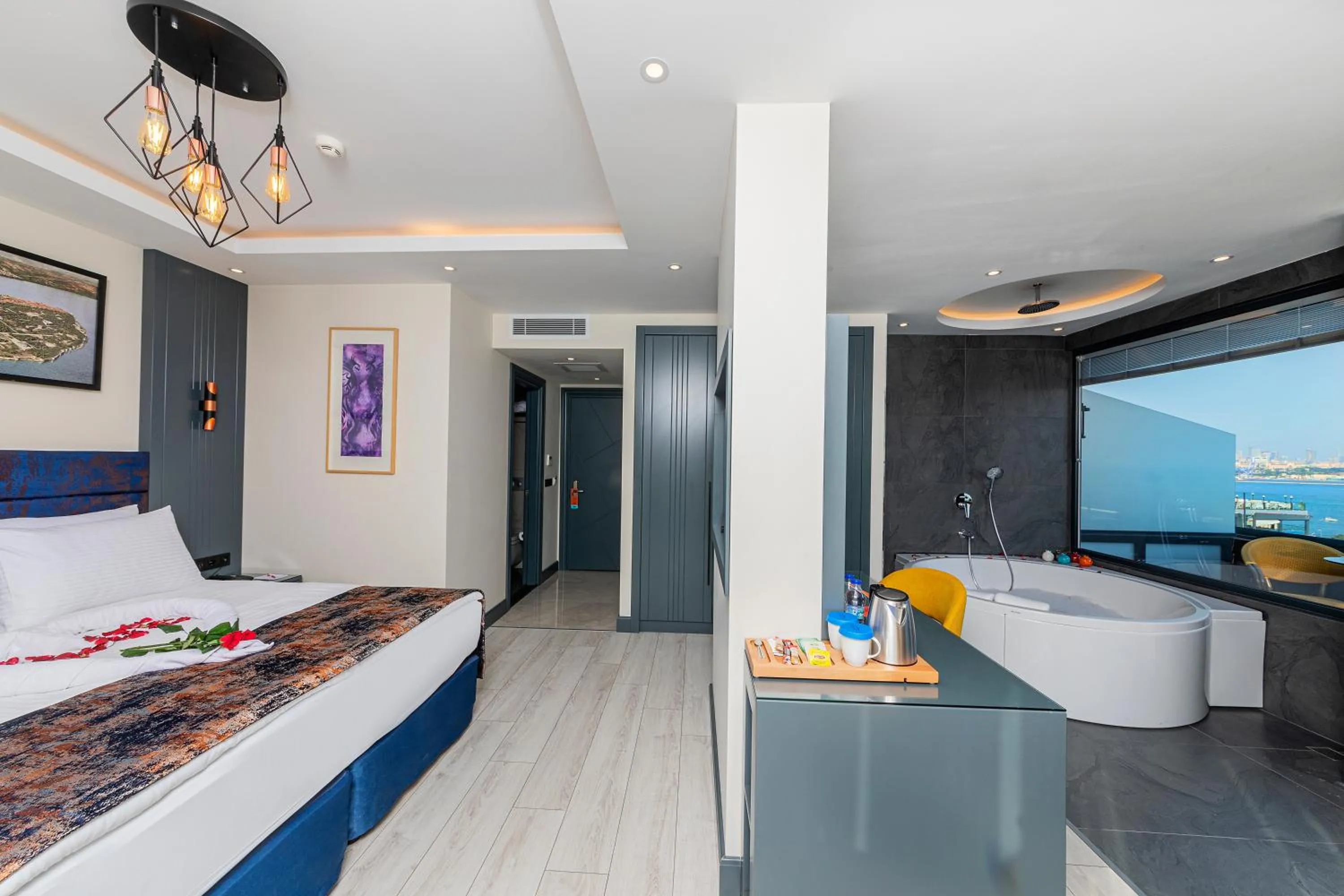 Photo of the whole room, Bed in The Magnaura Palace Hotel