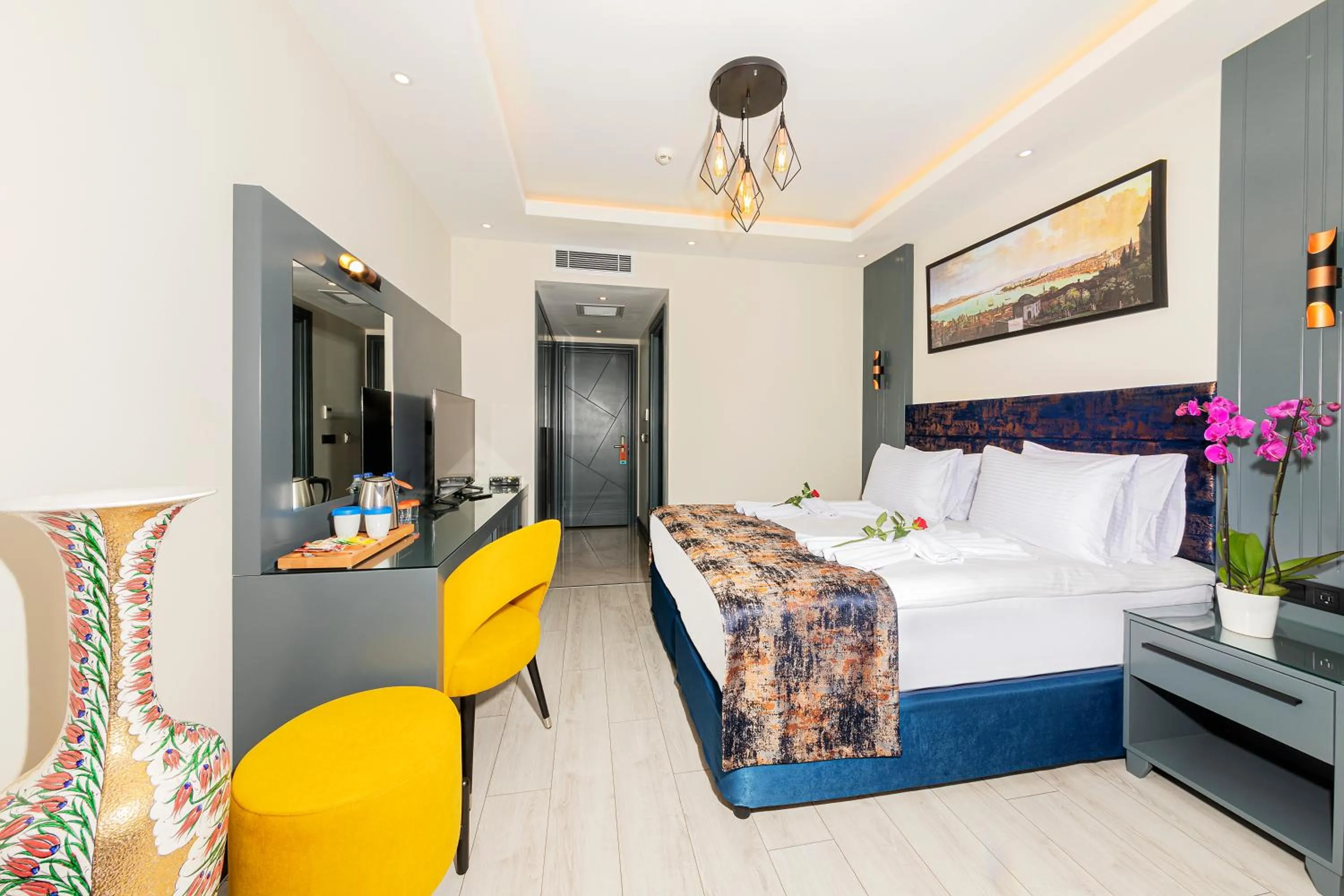 Photo of the whole room, Bed in The Magnaura Palace Hotel