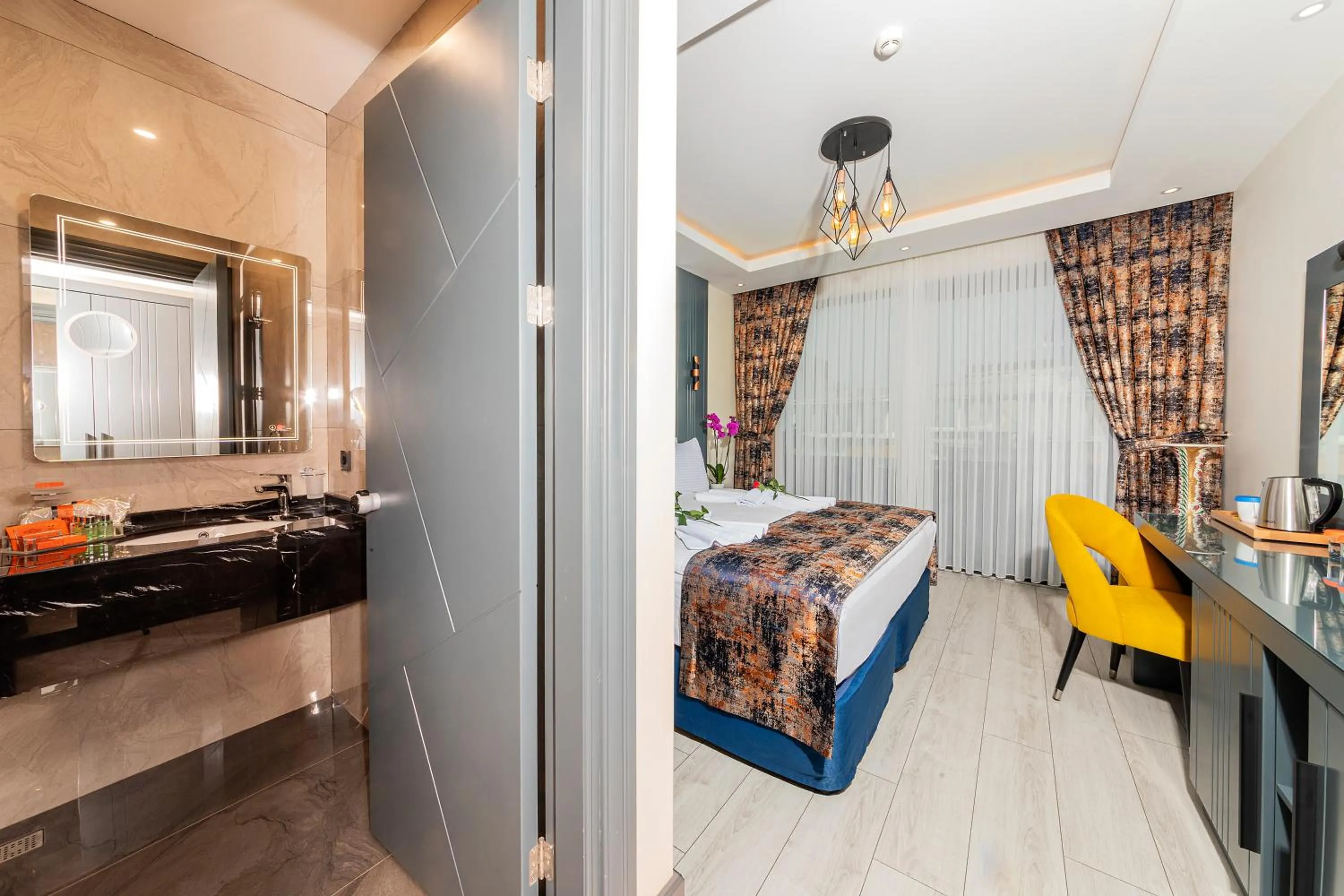 Photo of the whole room, Bed in The Magnaura Palace Hotel