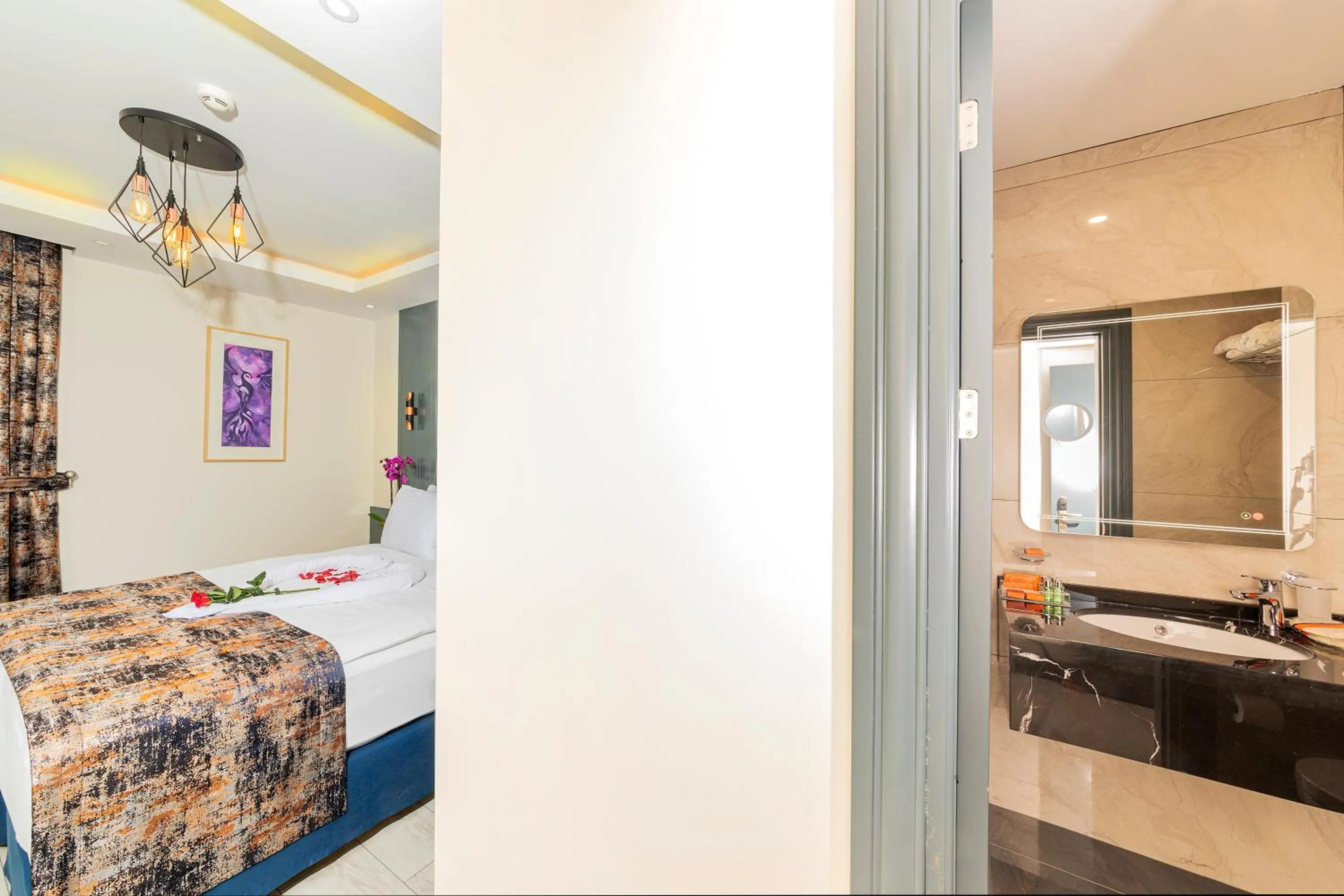 Photo of the whole room, Bed in The Magnaura Palace Hotel