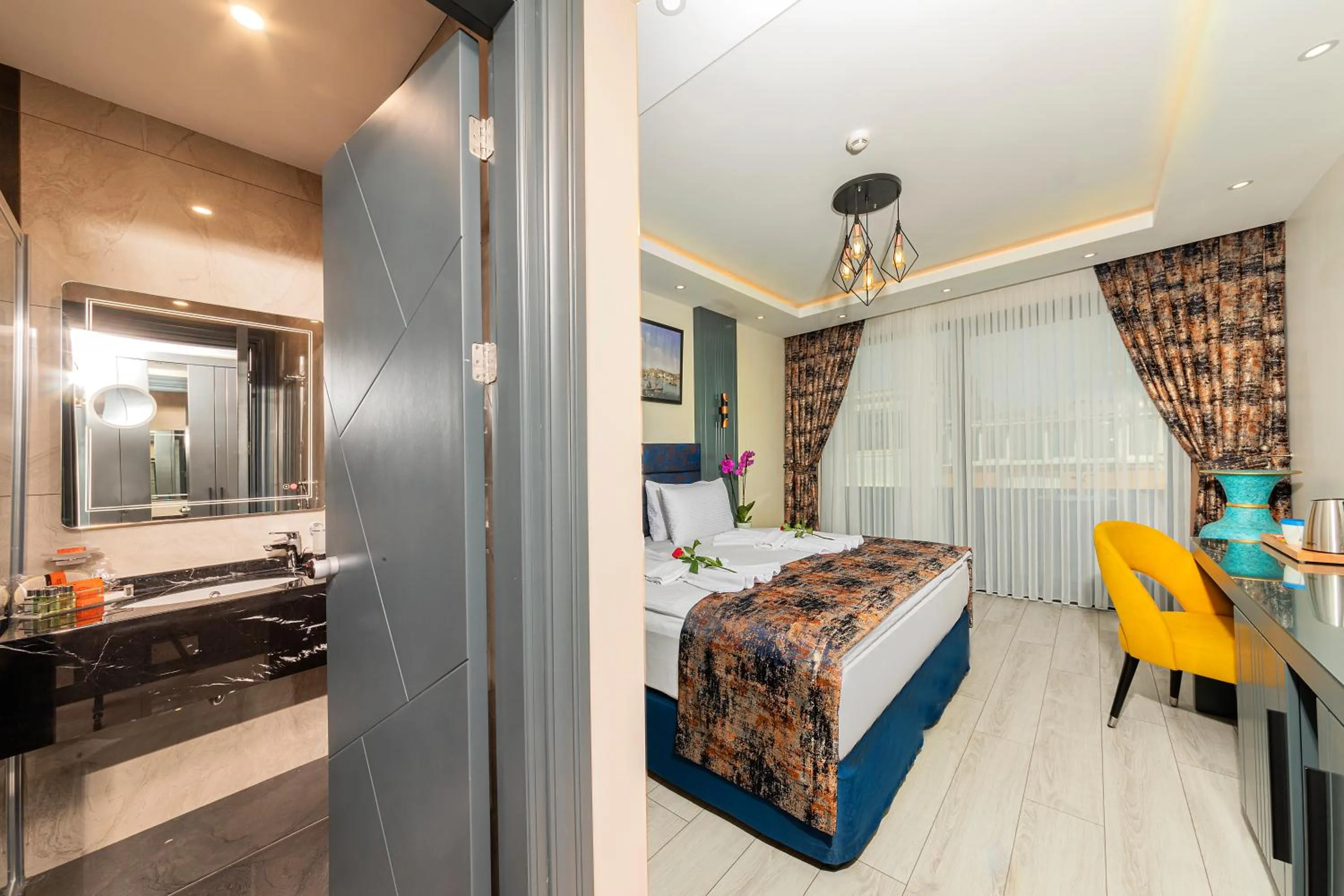 Photo of the whole room, Bed in The Magnaura Palace Hotel