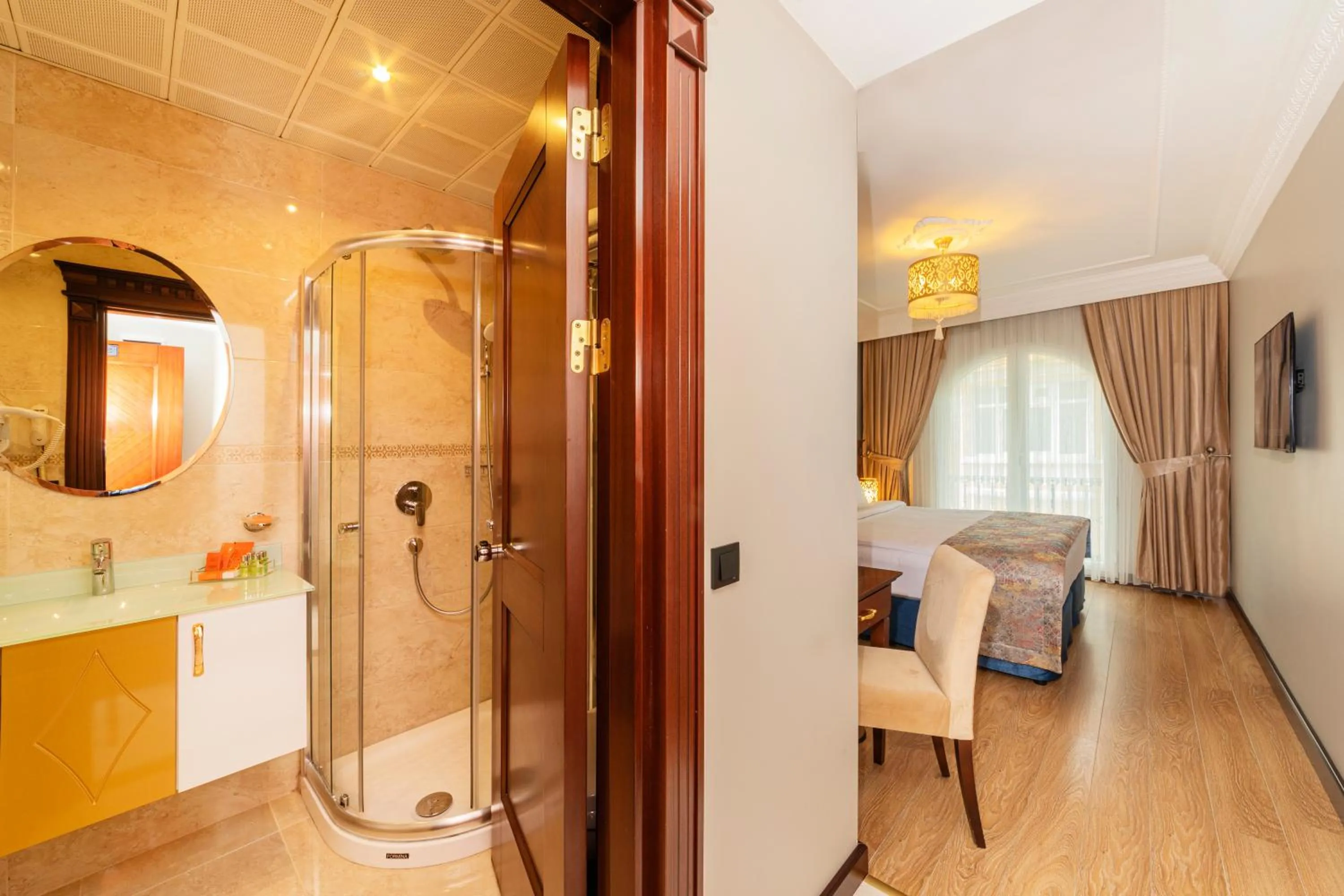 Shower in The Magnaura Palace Hotel