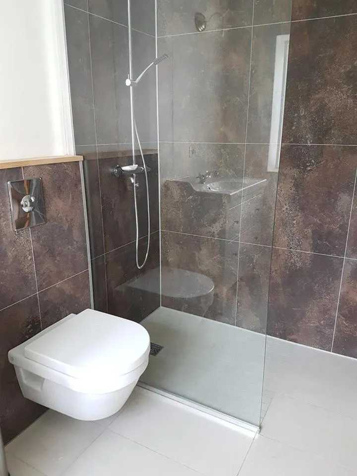 Shower in Ravencliff Lodge