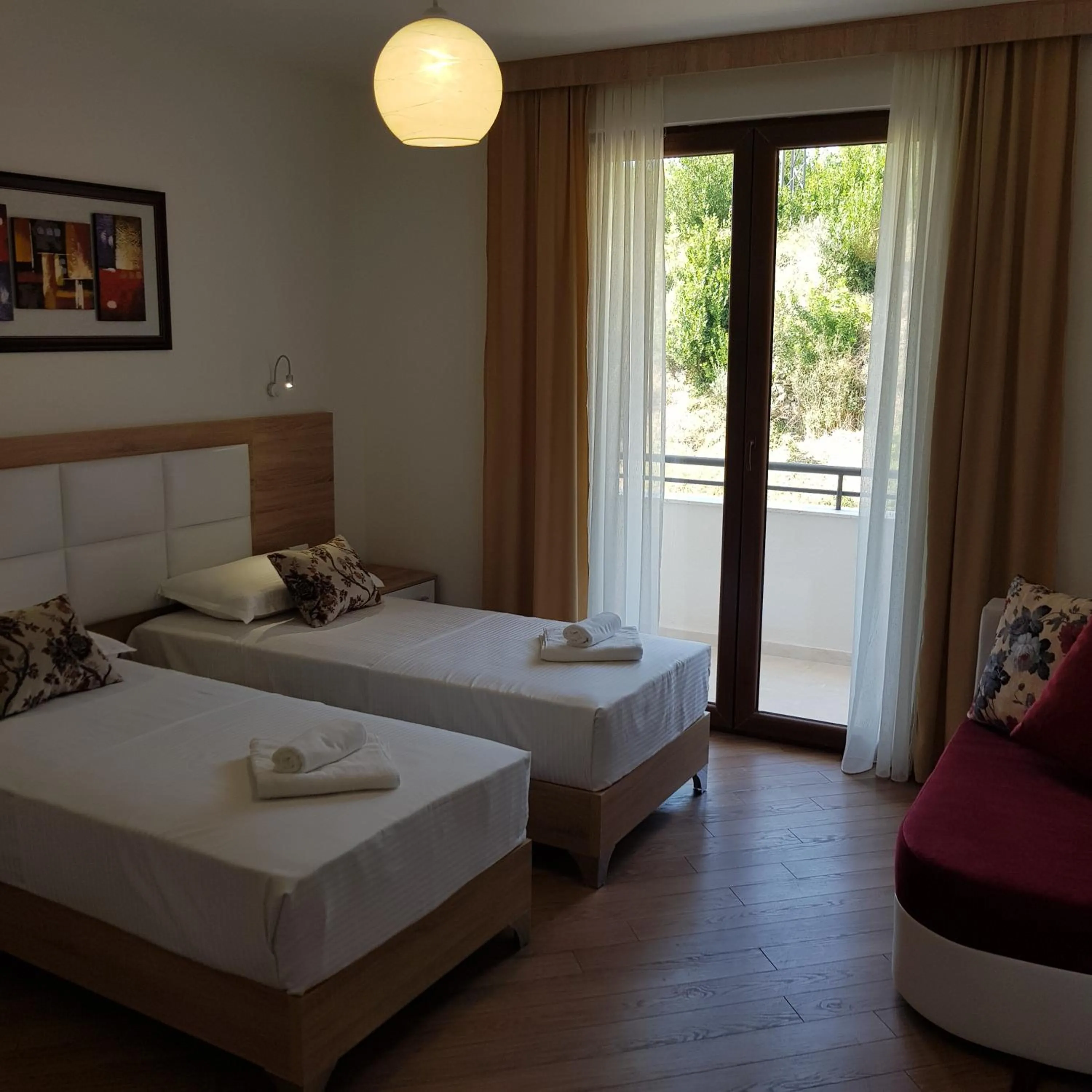 Balcony/Terrace, Bed in Green Hill Apartments