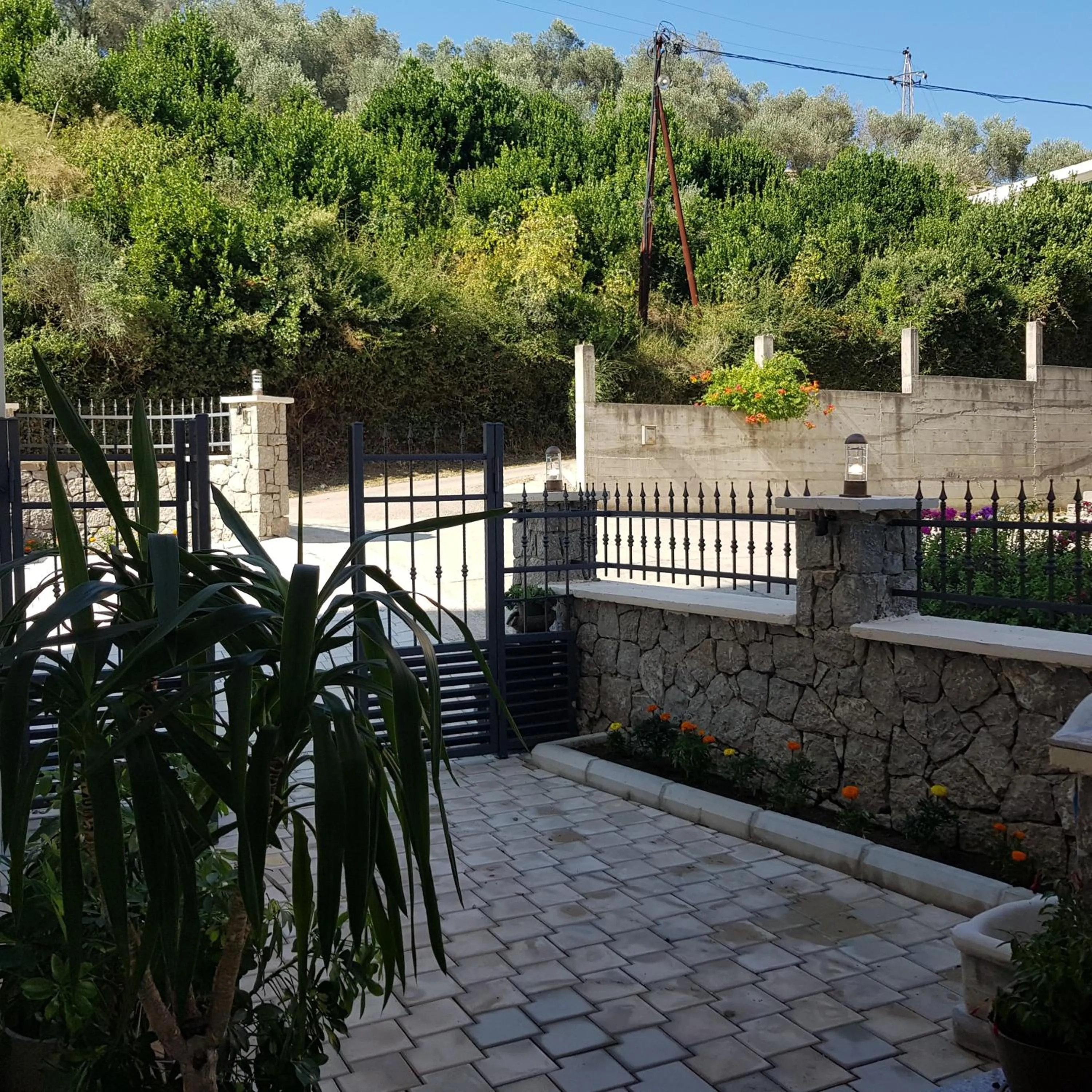 Facade/entrance in Green Hill Apartments