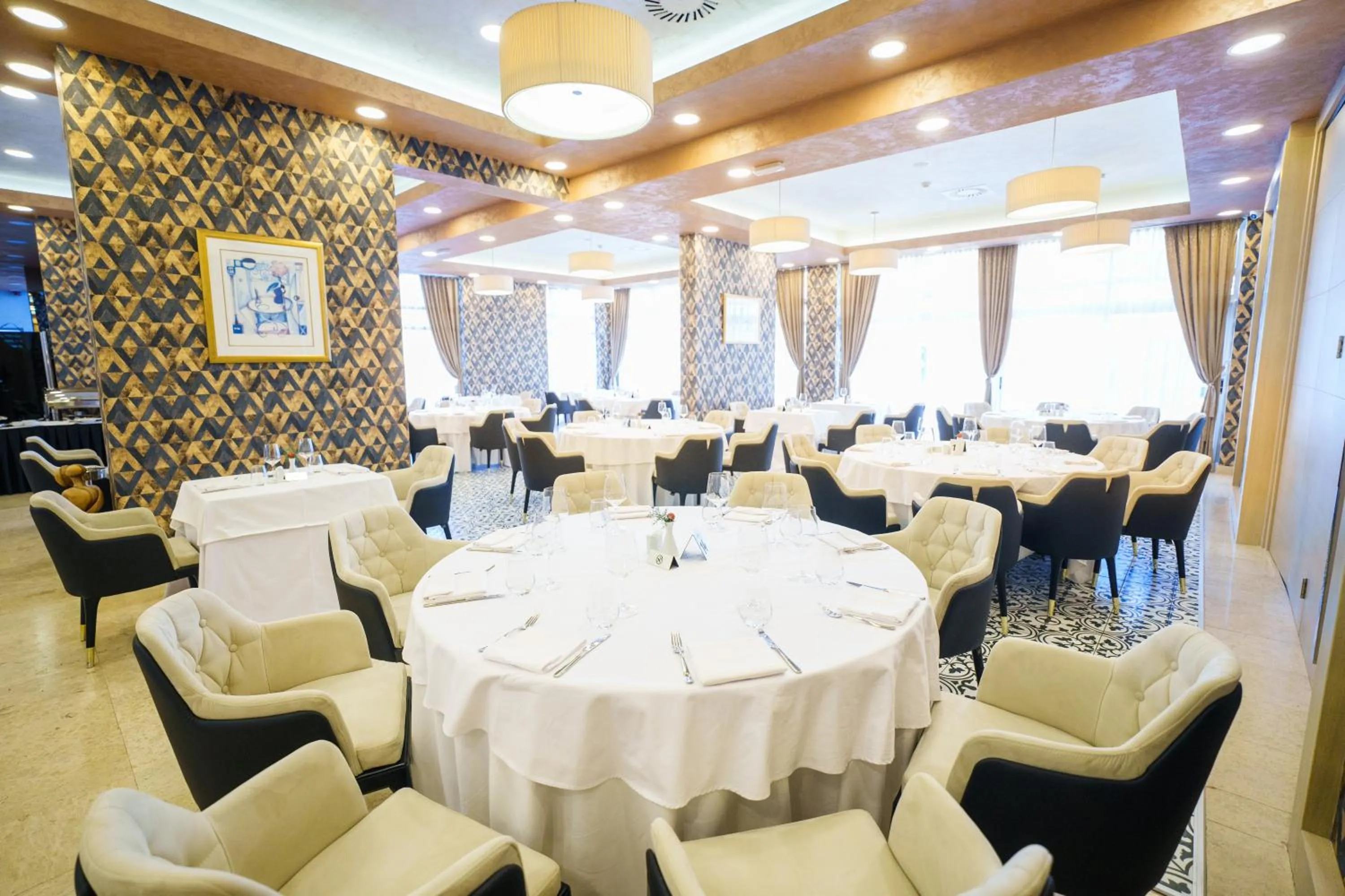 Restaurant/places to eat in Hotel Monogram Park