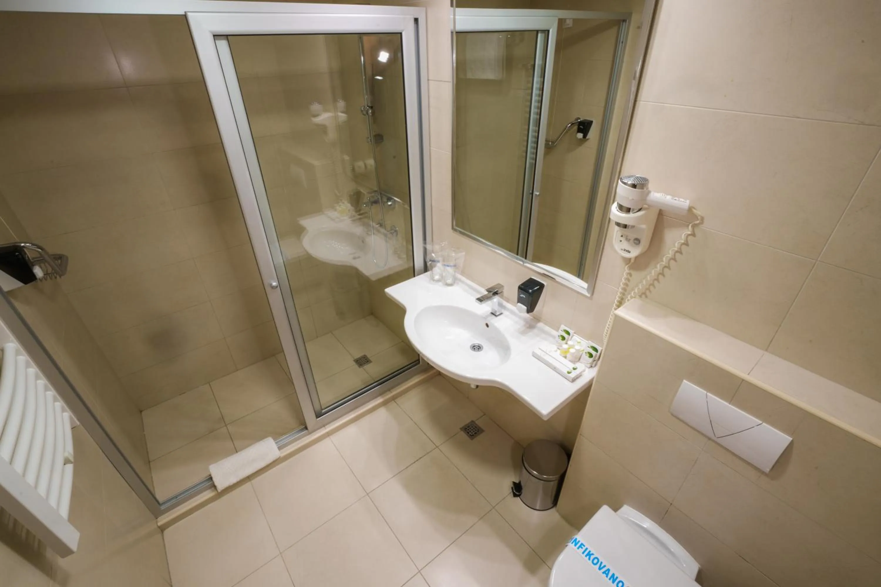 Toilet in Hotel Monogram Park