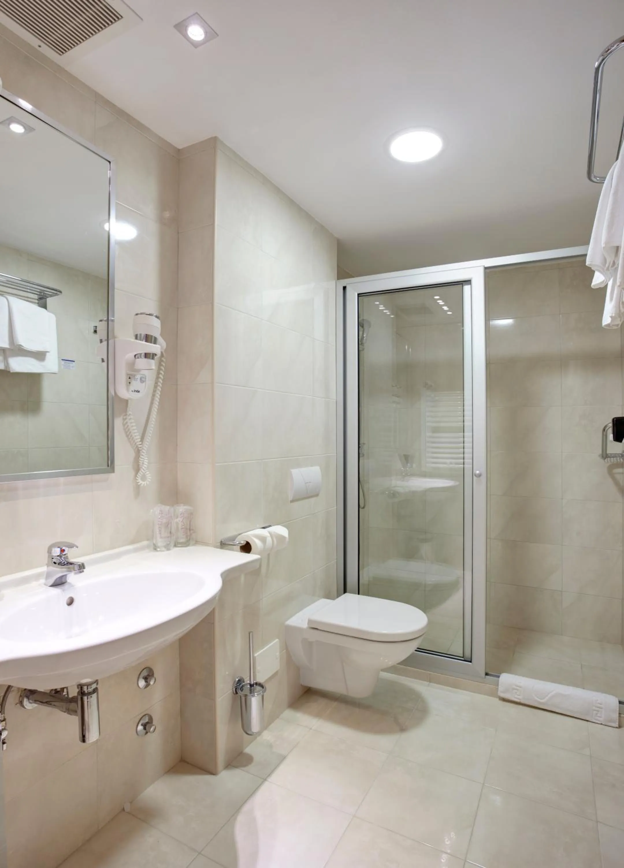 Shower in Hotel Monogram Park