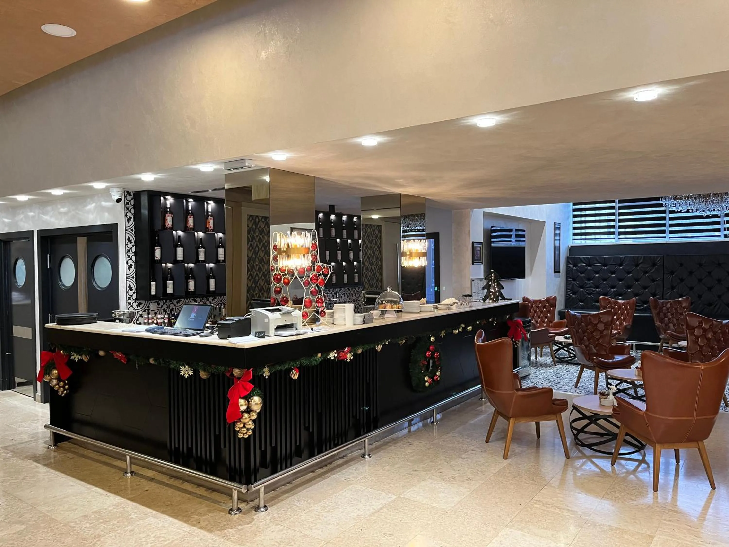 Restaurant/places to eat in Hotel Monogram Park