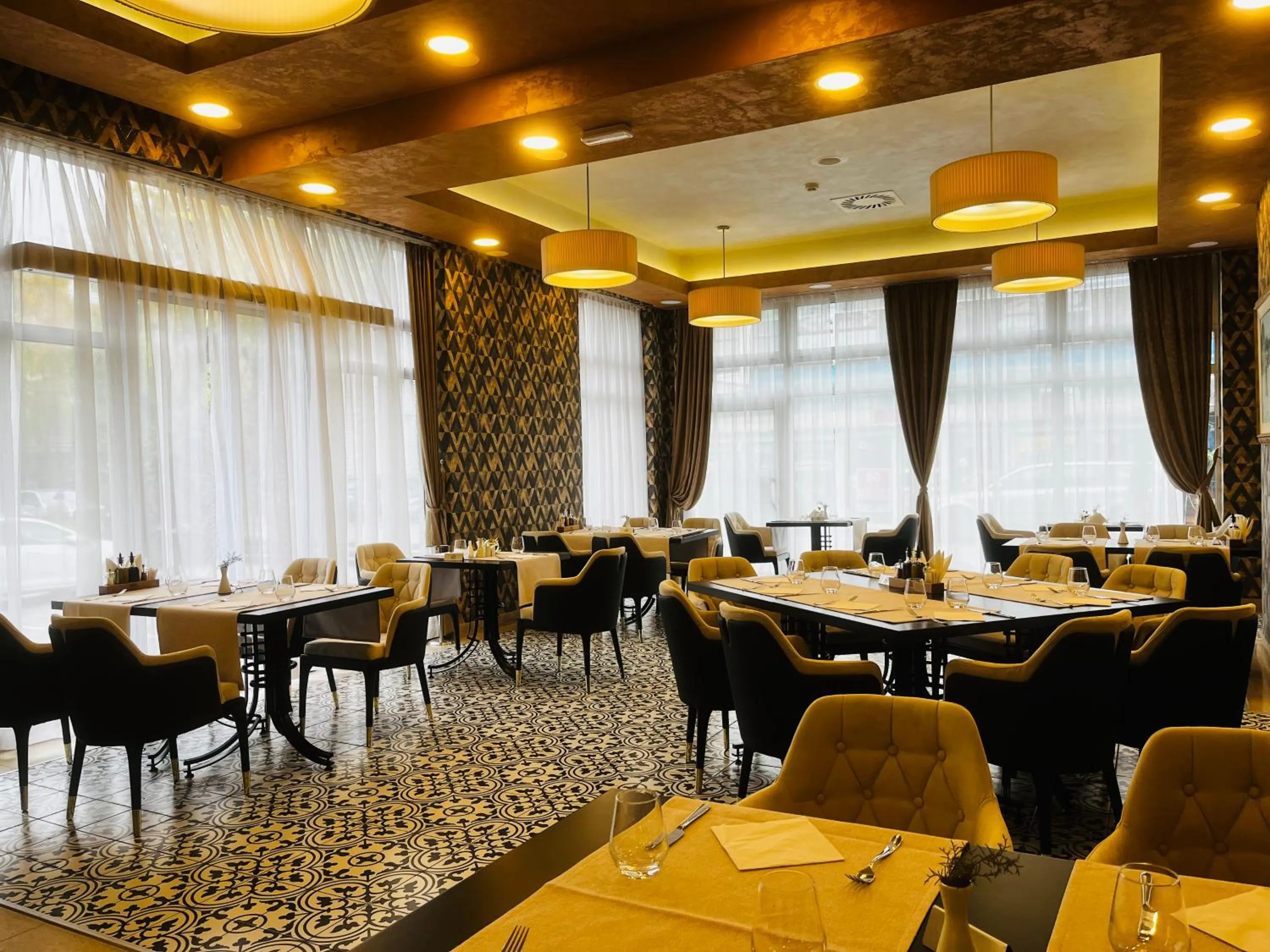 Restaurant/places to eat in Hotel Monogram Park