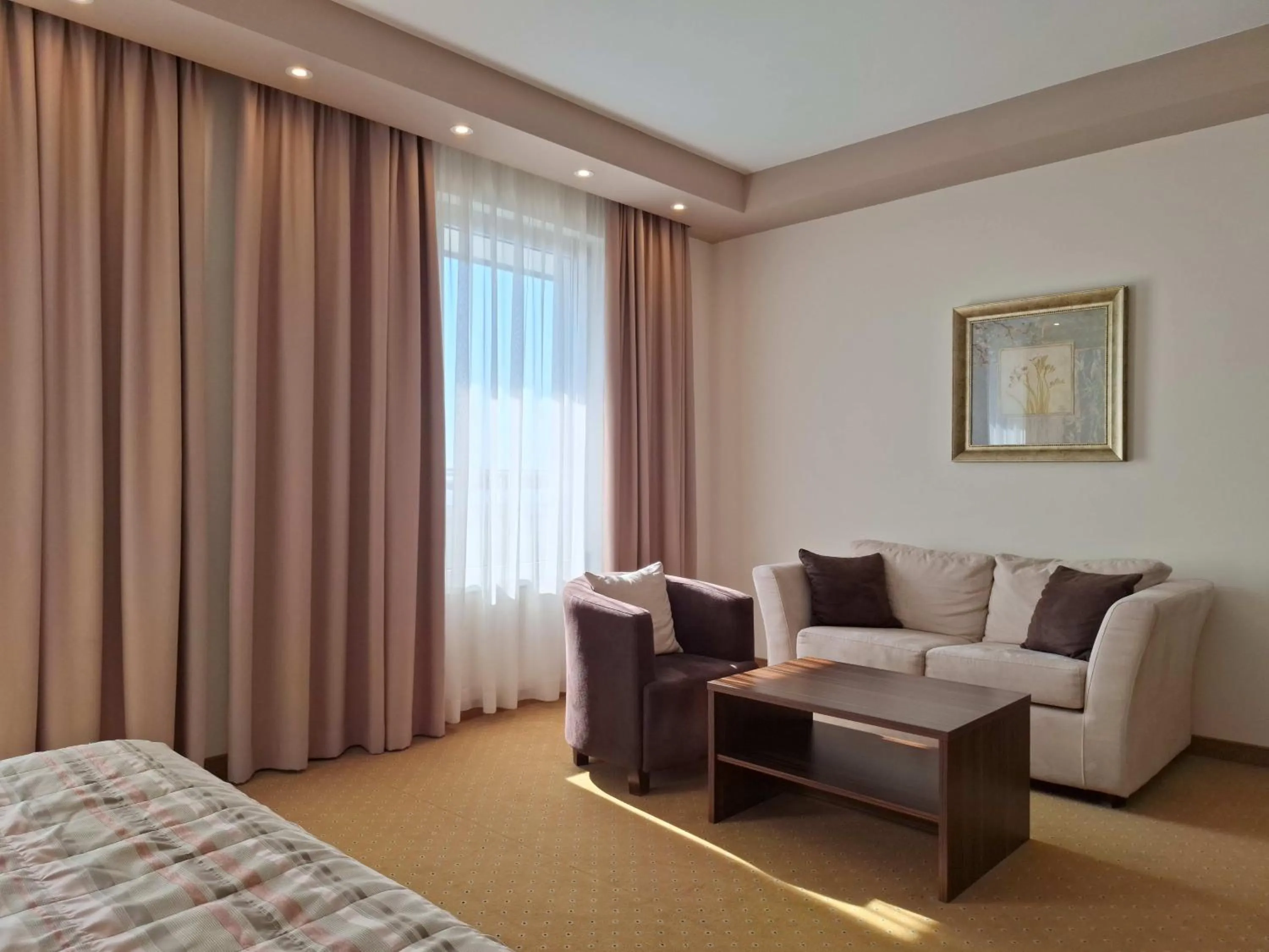 Seating area, Bed in Hotel Monogram Park