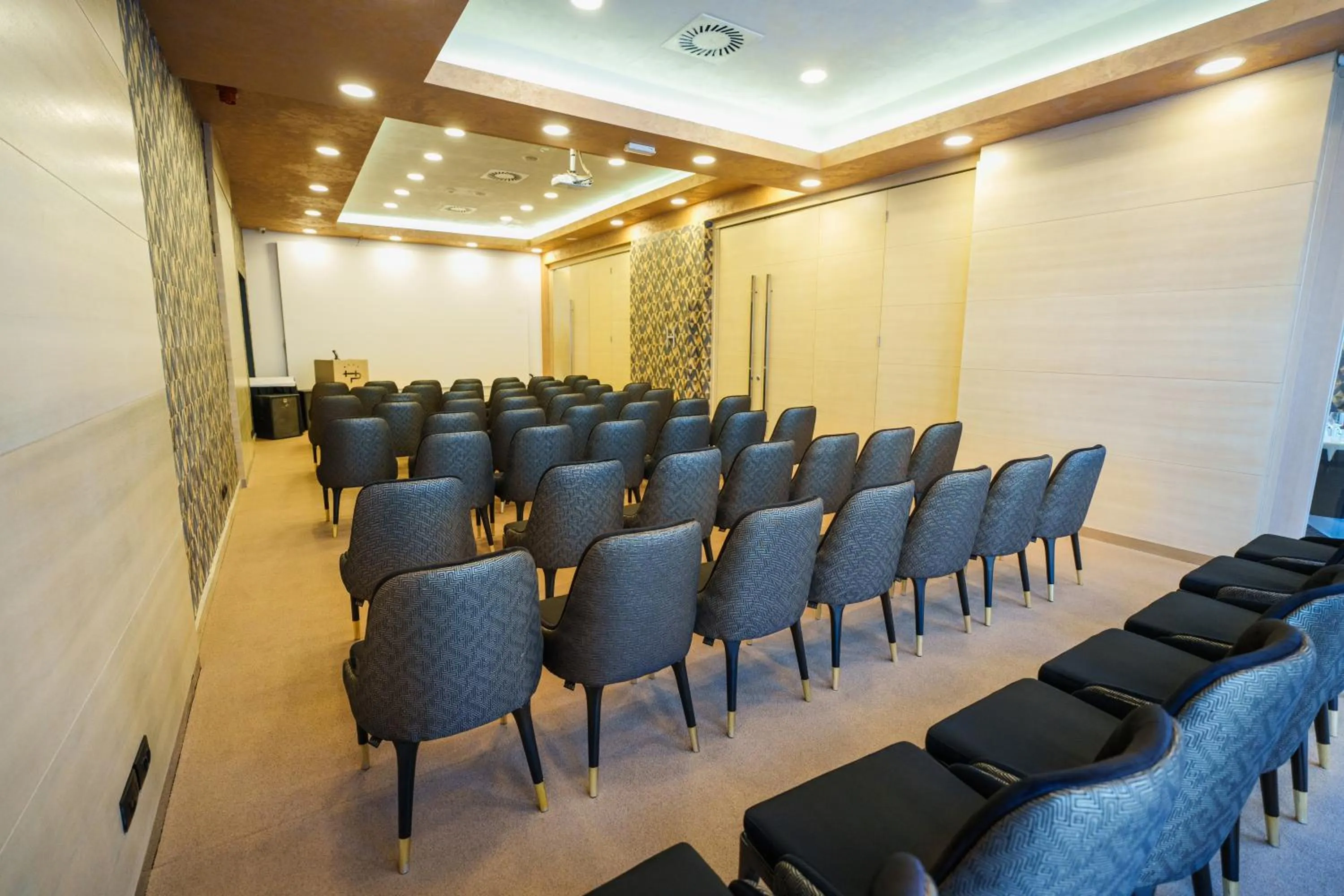 Business facilities in Hotel Monogram Park