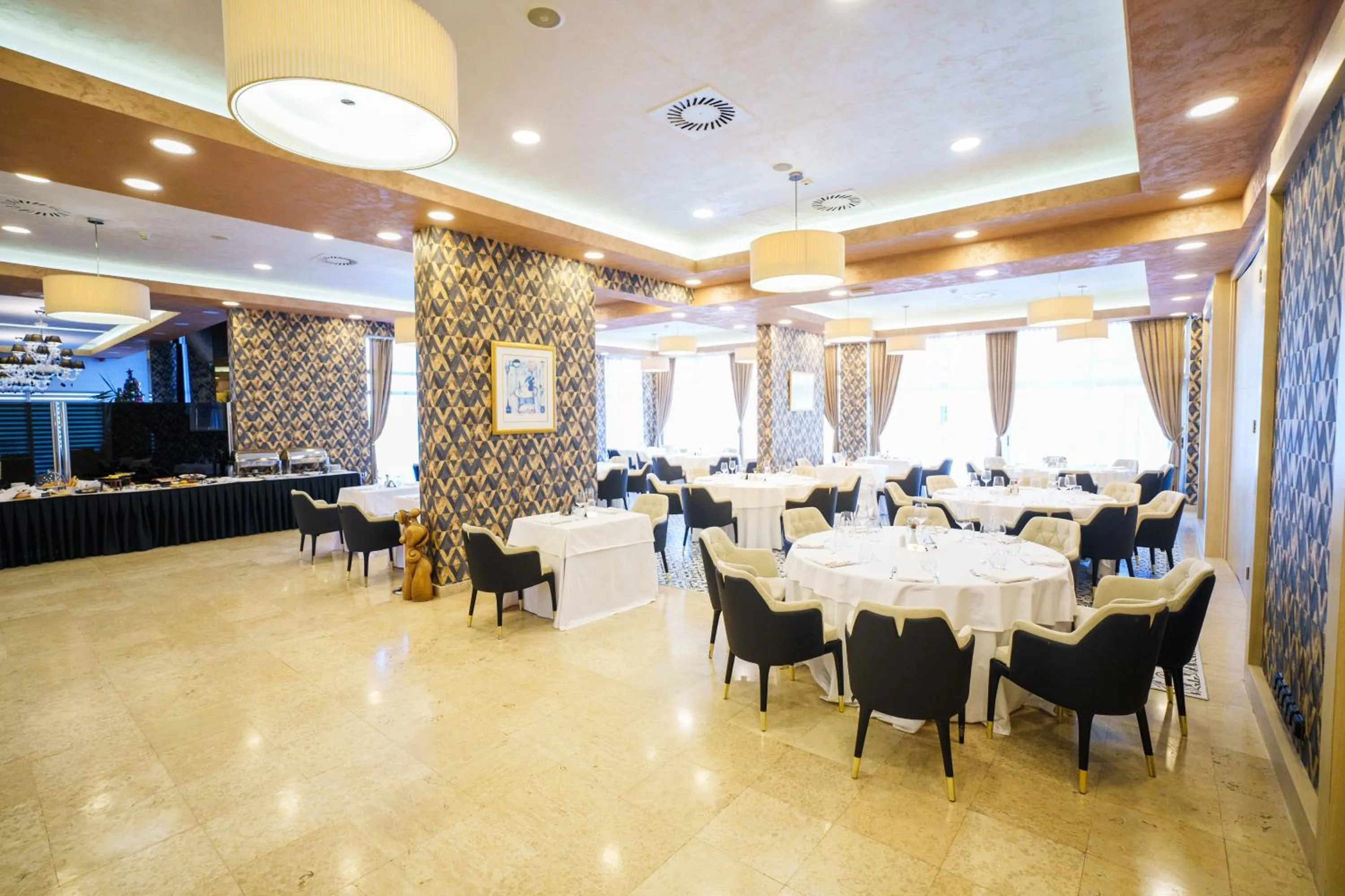 Restaurant/places to eat in Hotel Monogram Park