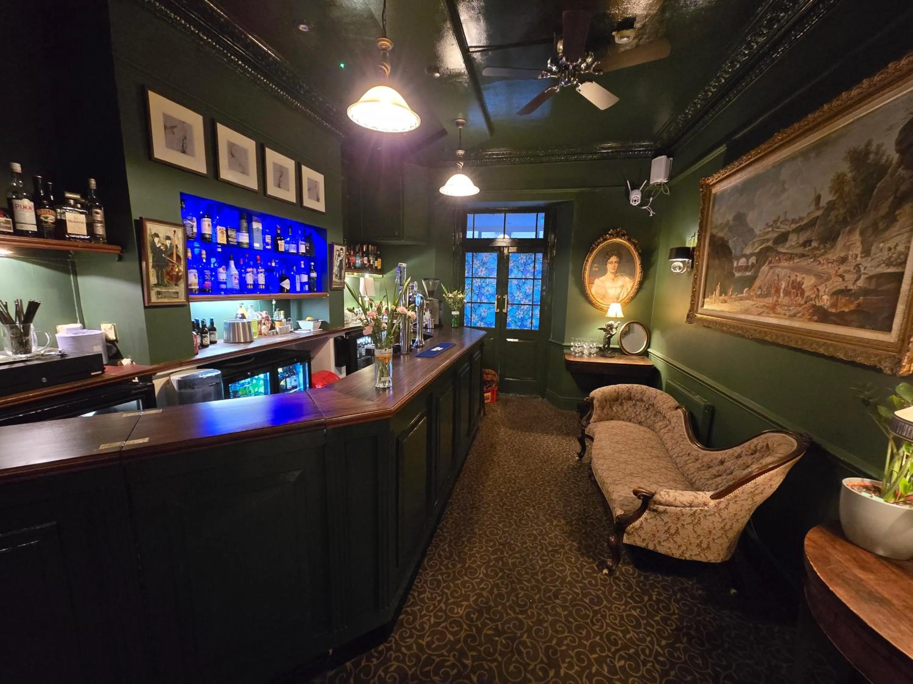 Lounge or bar in Queens Court Hotel