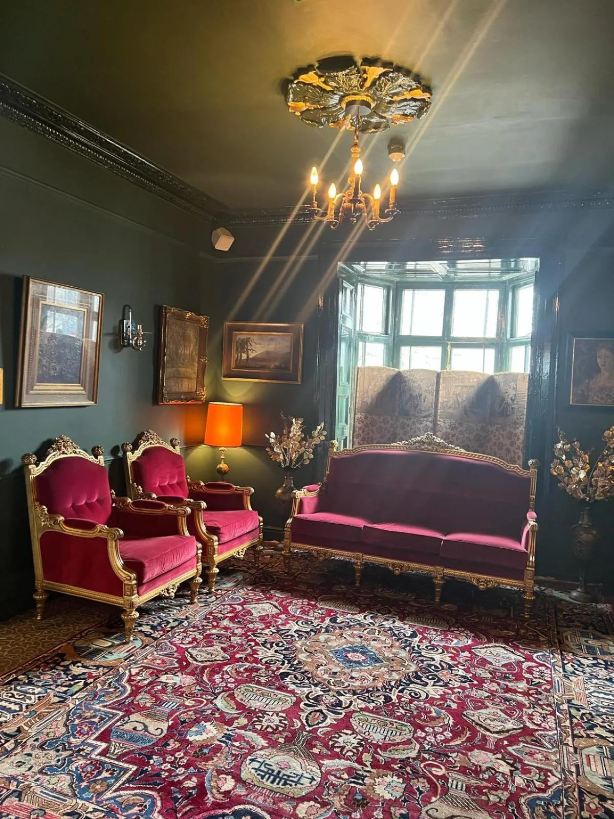 Lounge or bar, Bed in Queens Court Hotel