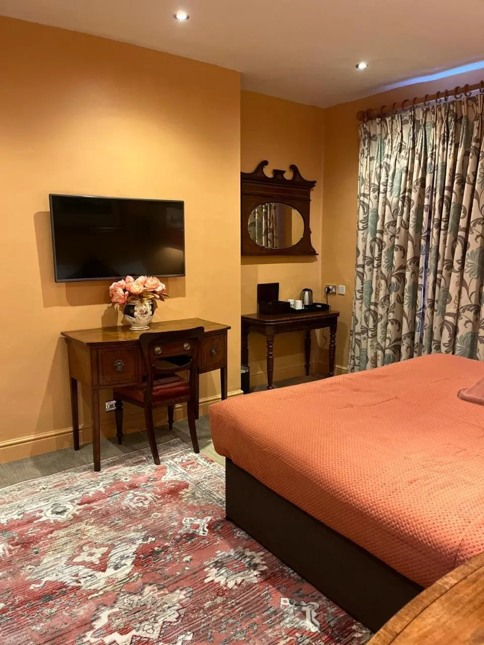 TV and multimedia, Bed in Queens Court Hotel