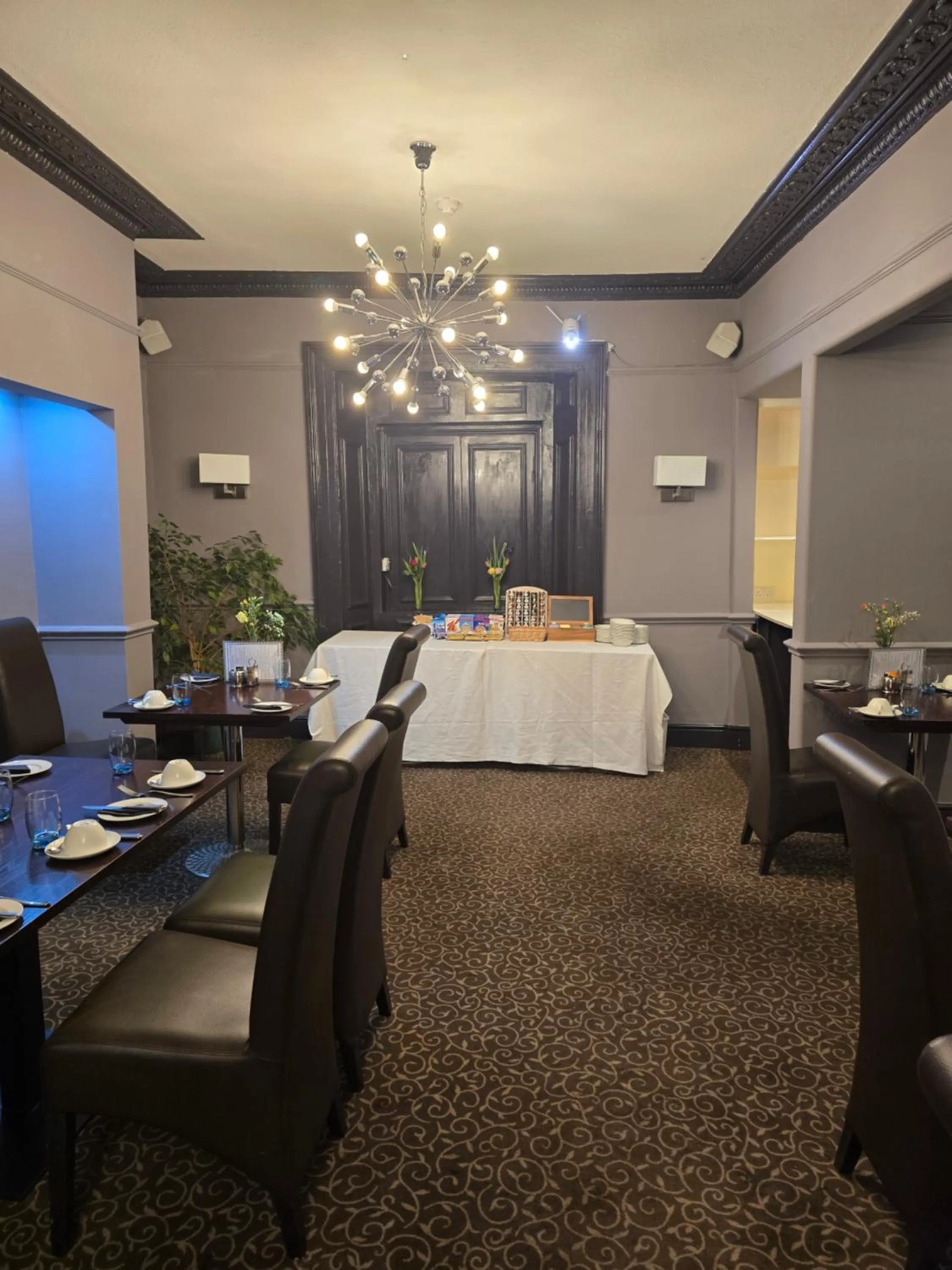 Restaurant/places to eat in Queens Court Hotel