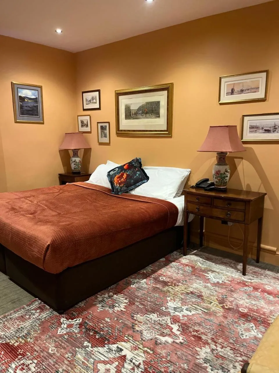 Bedroom, Bed in Queens Court Hotel