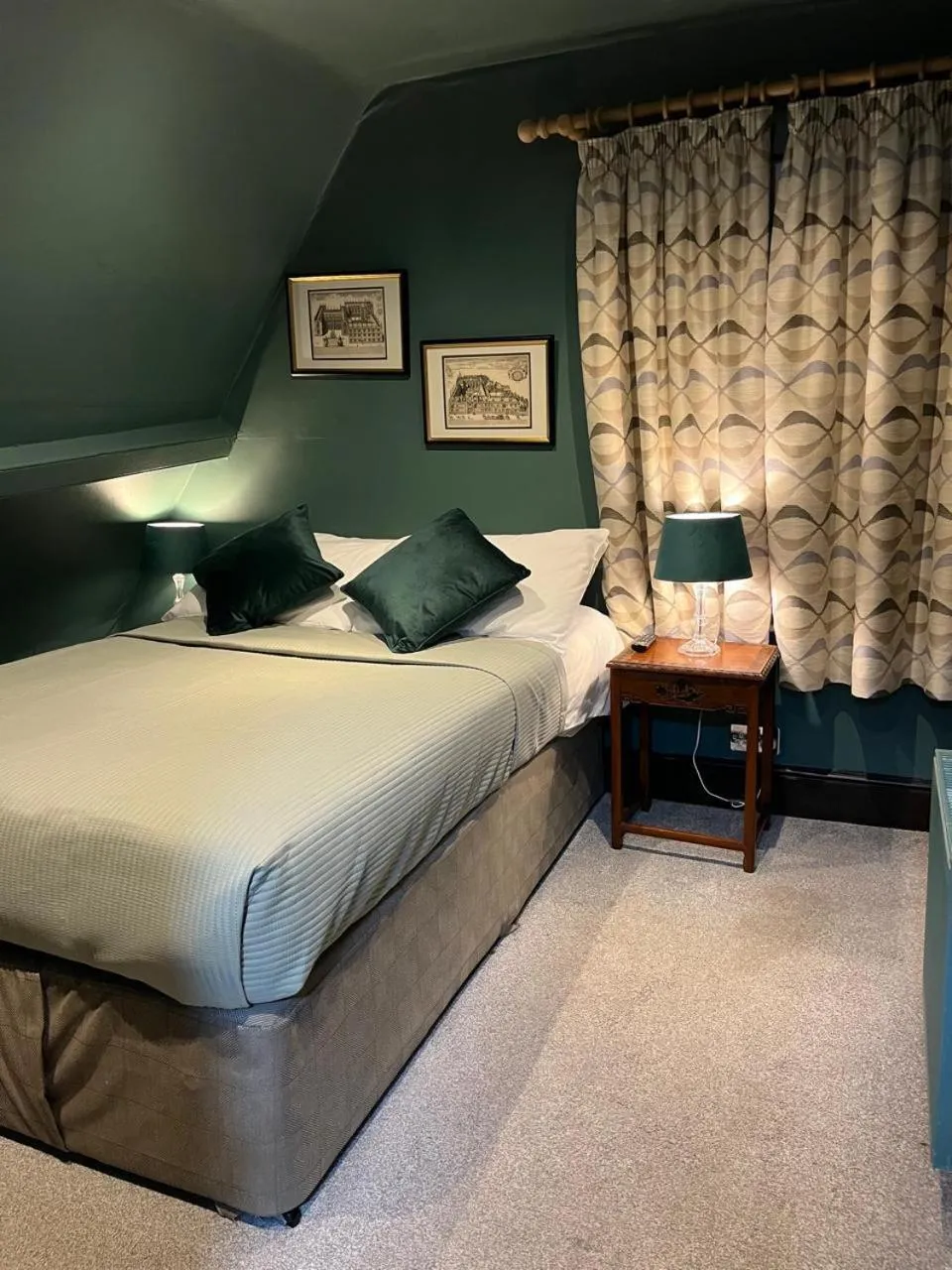 Bedroom, Bed in Queens Court Hotel