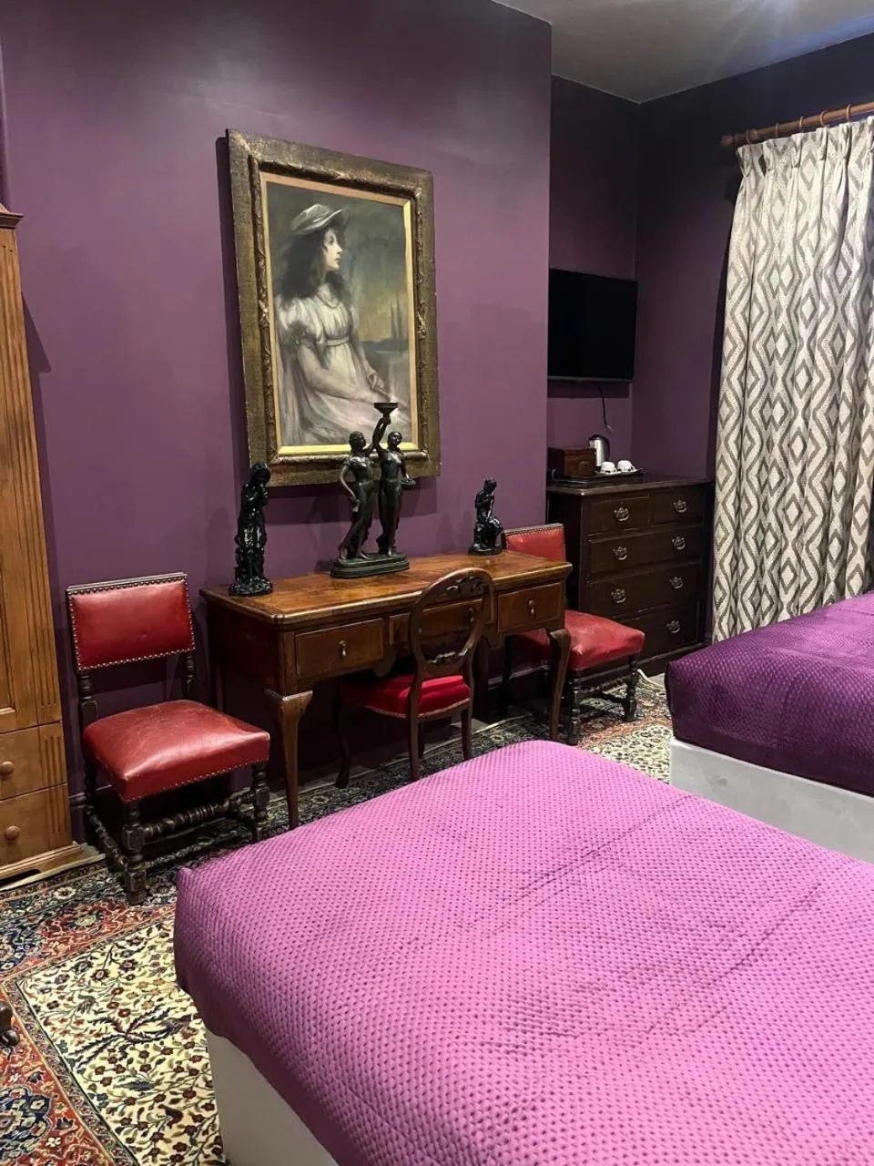 Bedroom, Bed in Queens Court Hotel