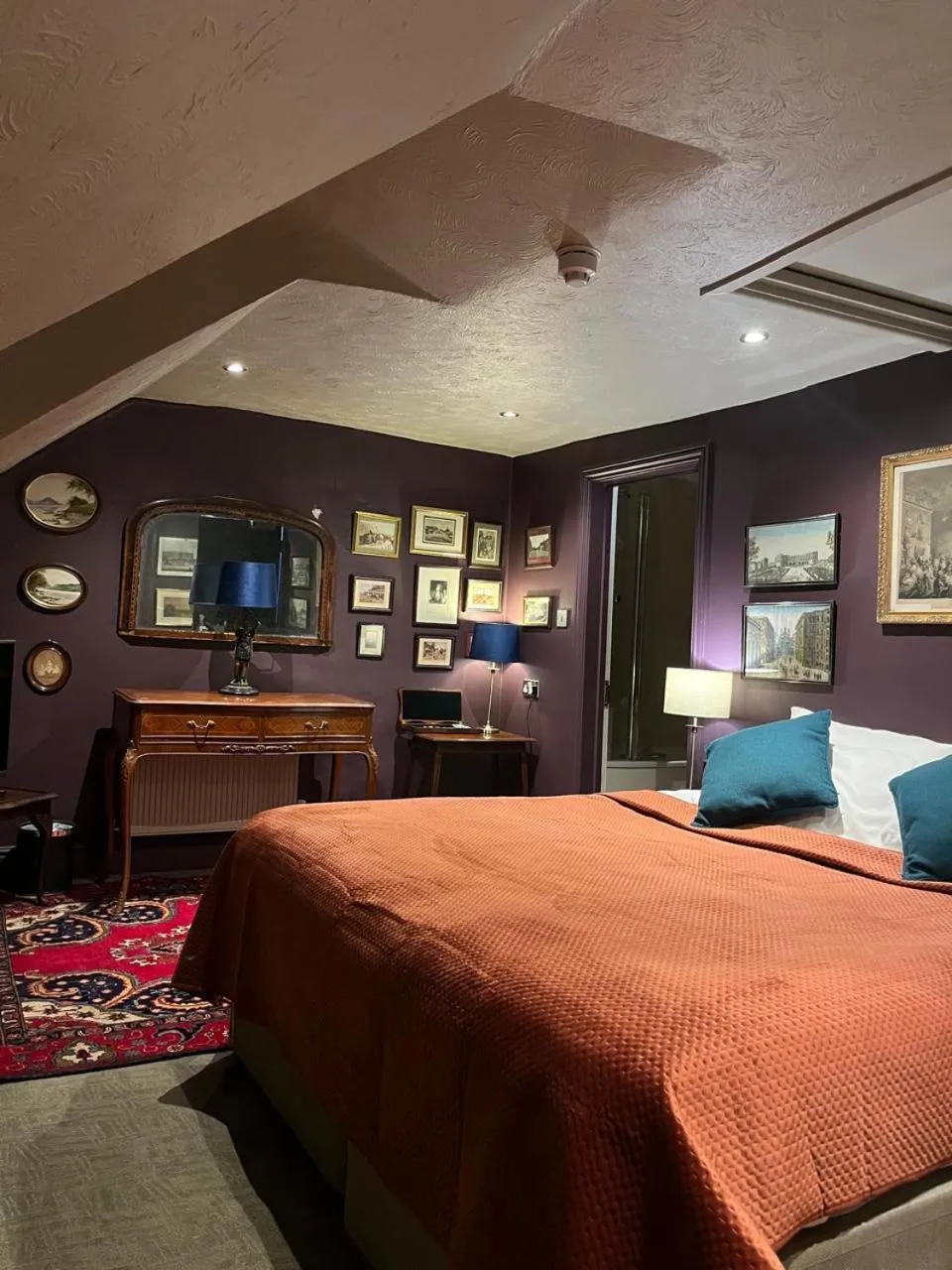 Bedroom, Bed in Queens Court Hotel