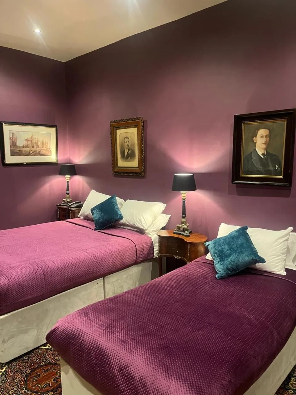 Bedroom, Bed in Queens Court Hotel