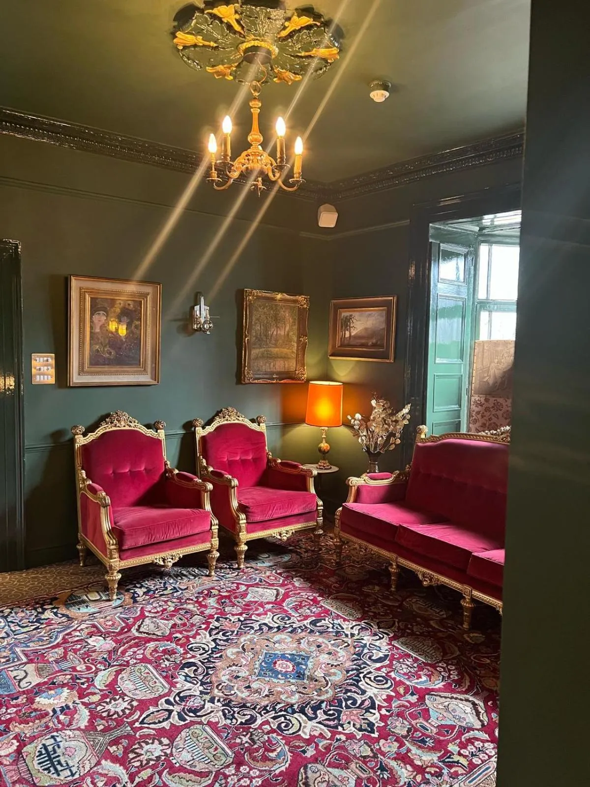 Lounge or bar, Bed in Queens Court Hotel