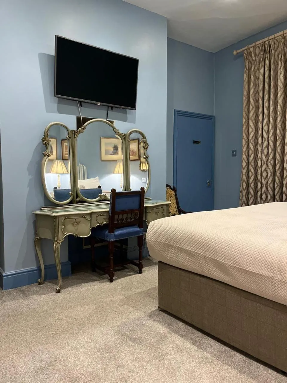 Bedroom, Bed in Queens Court Hotel