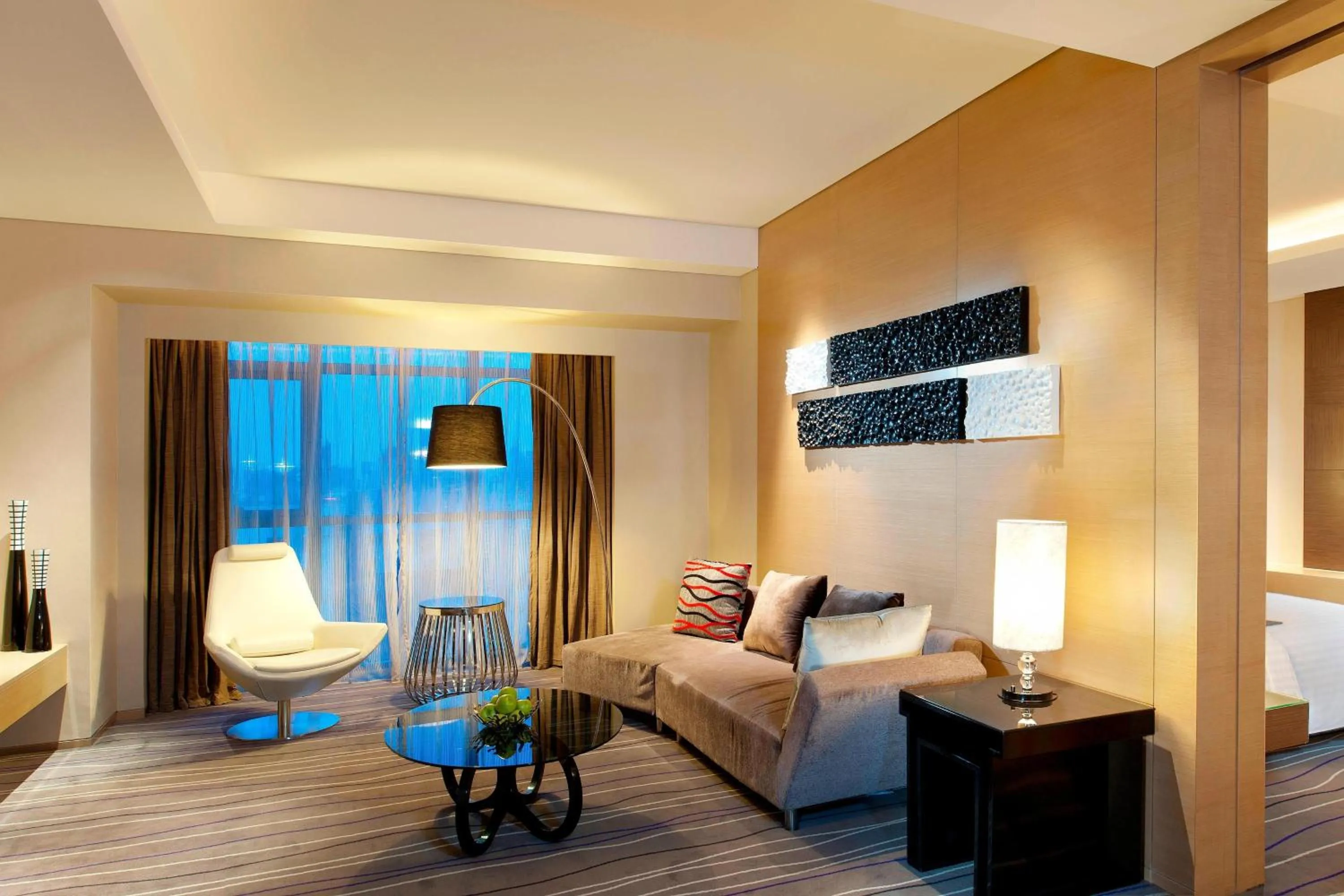 Living room, Bed in Le Méridien Qingdao l Instagrammable l CBD l Nearby seaside,nearby May 4th Square