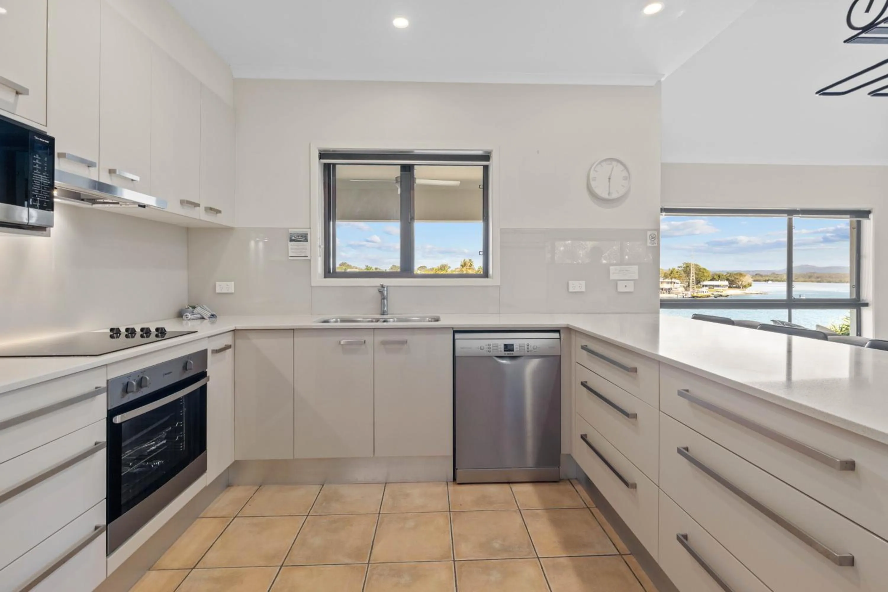 Kitchen or kitchenette in Culgoa Point Beach Resort