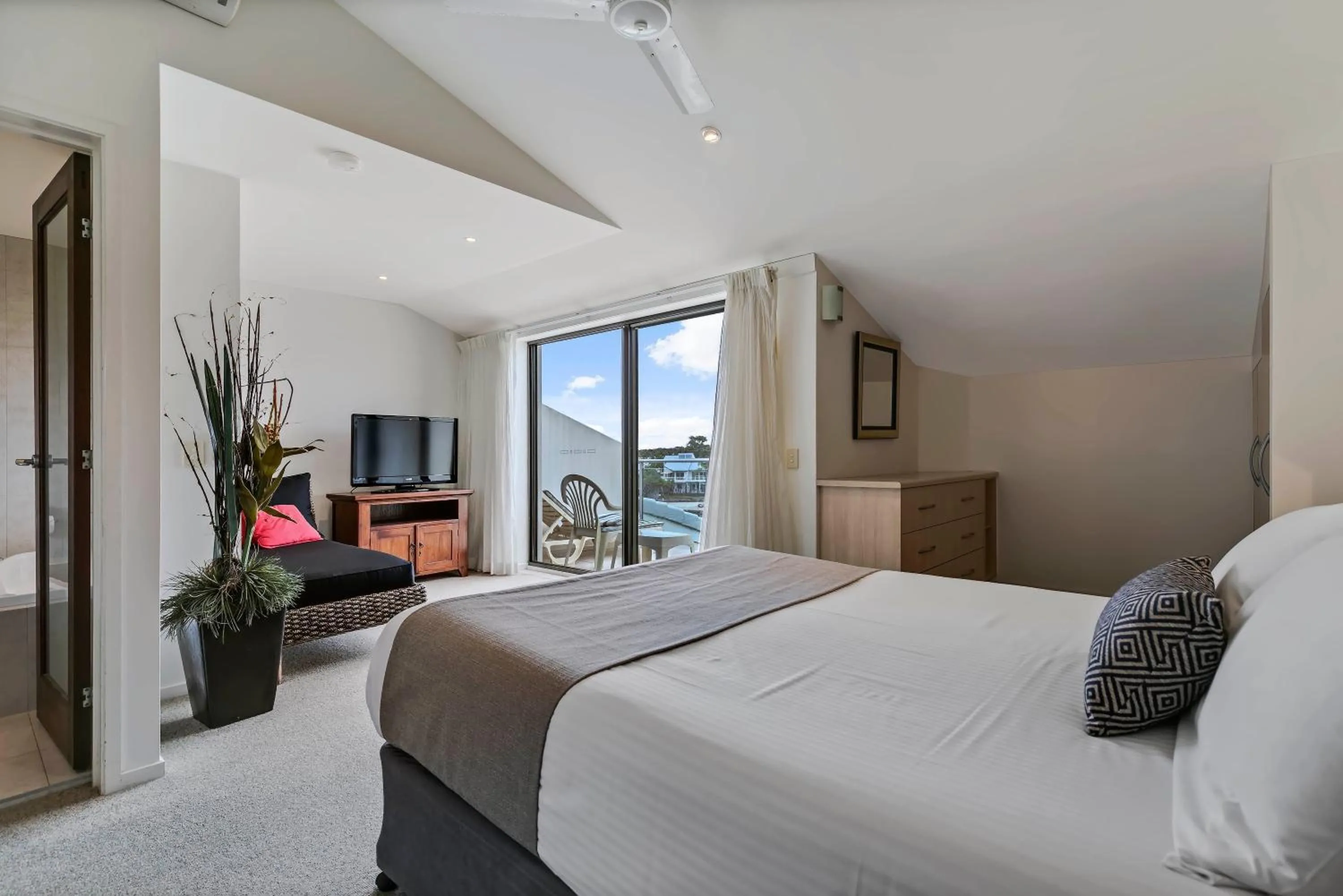Bedroom, Bed in Culgoa Point Beach Resort