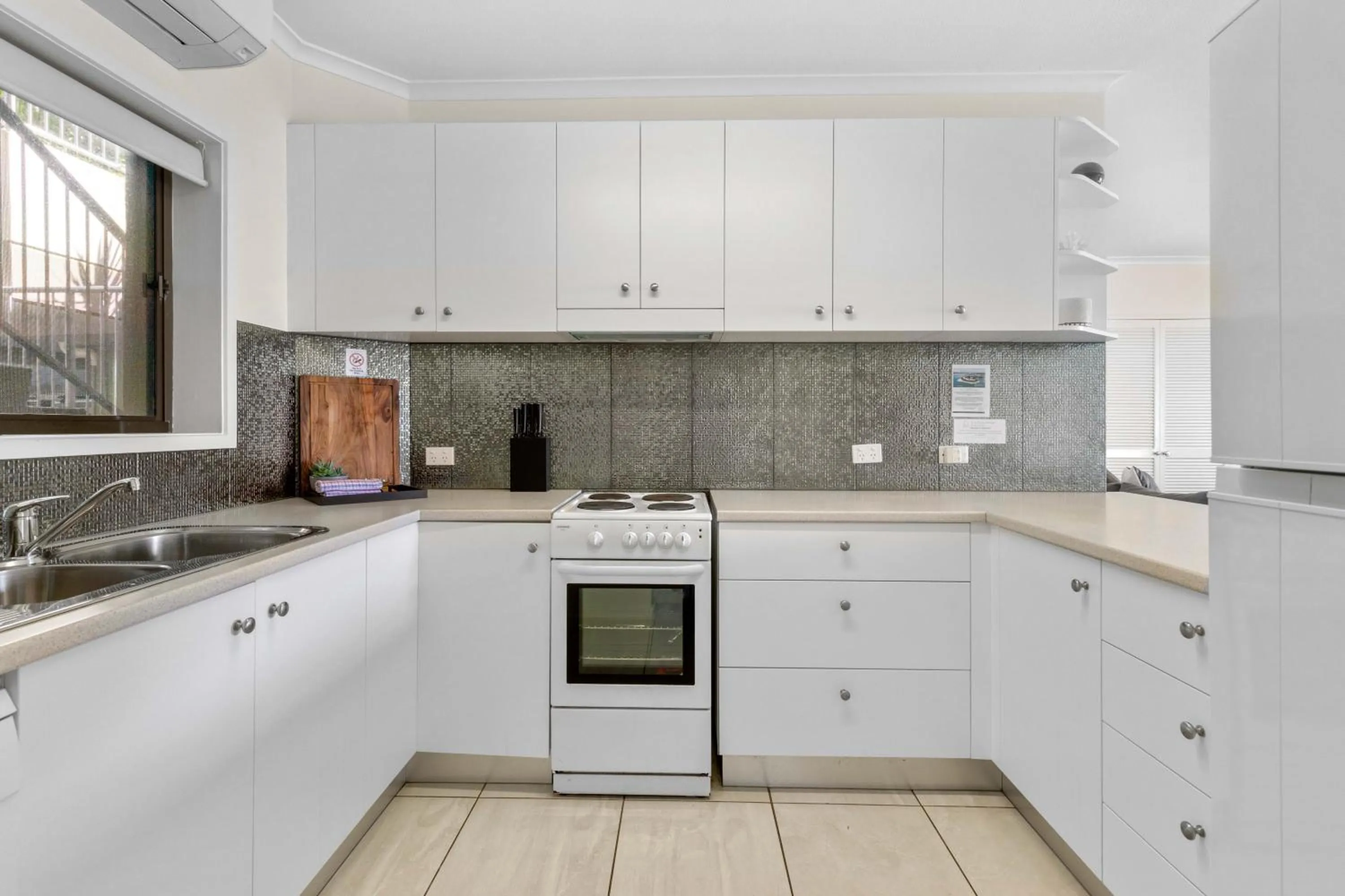 Kitchen or kitchenette in Culgoa Point Beach Resort