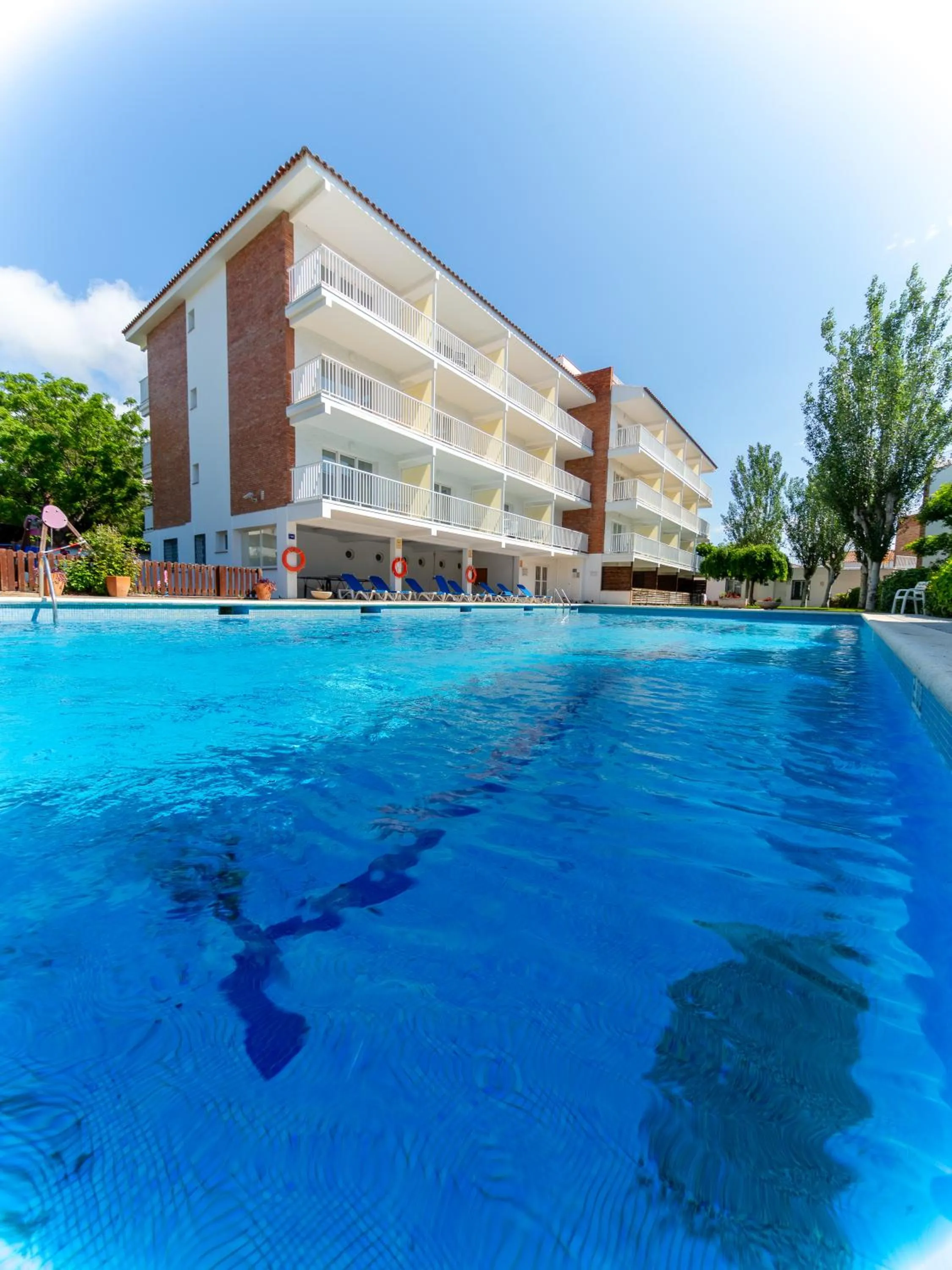 Swimming pool in Apartamentos Sunway Arizona