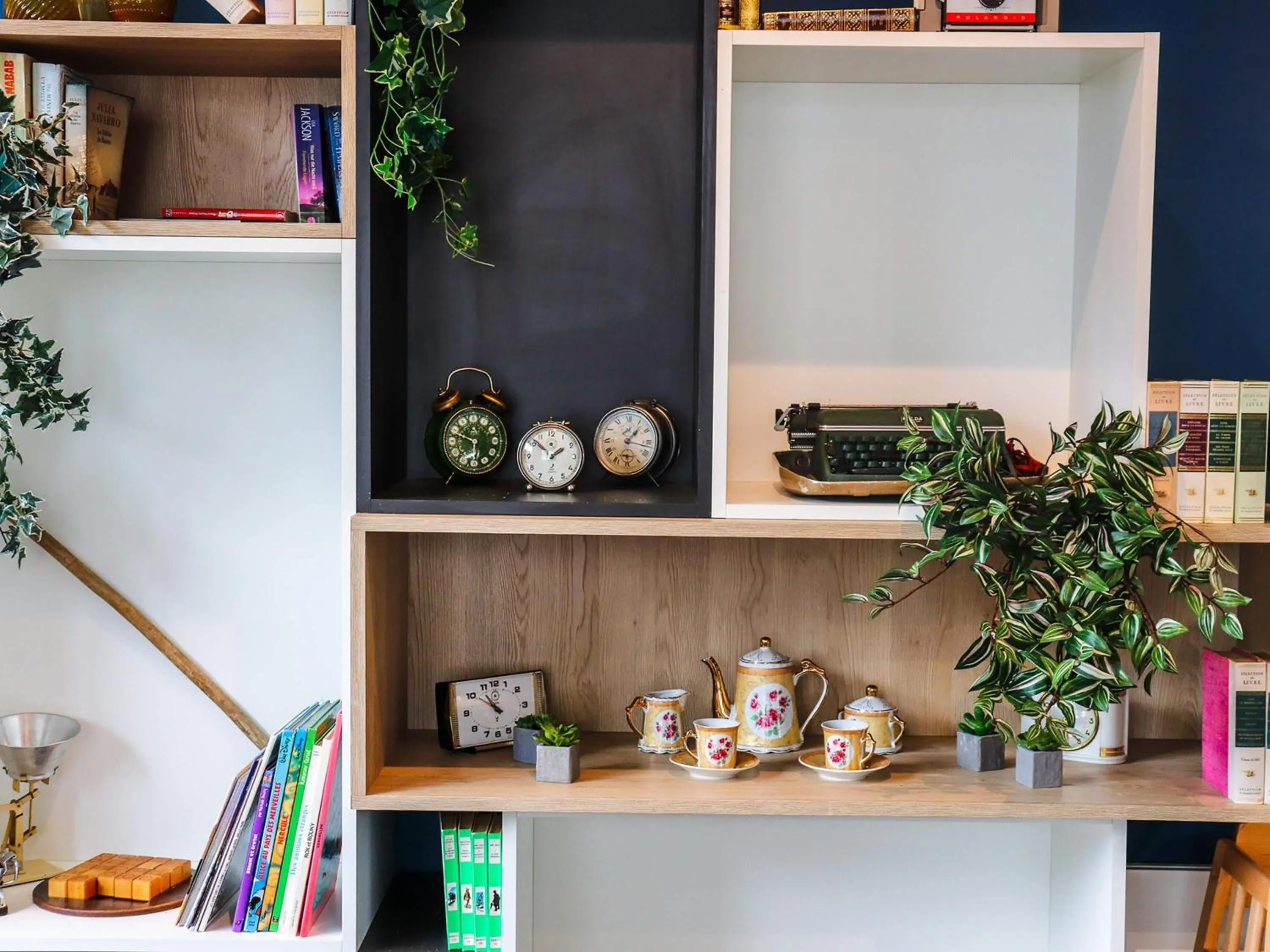 Lounge or bar in ibis Calais Car Ferry