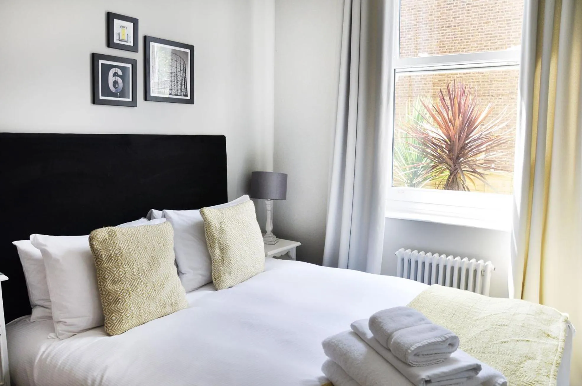 Bedroom, Bed in Lamington Apartments - London Hammersmith