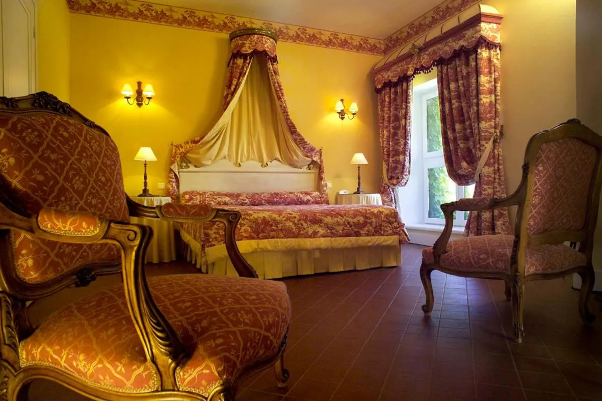 Bed in Hôtel Château de Cavanac