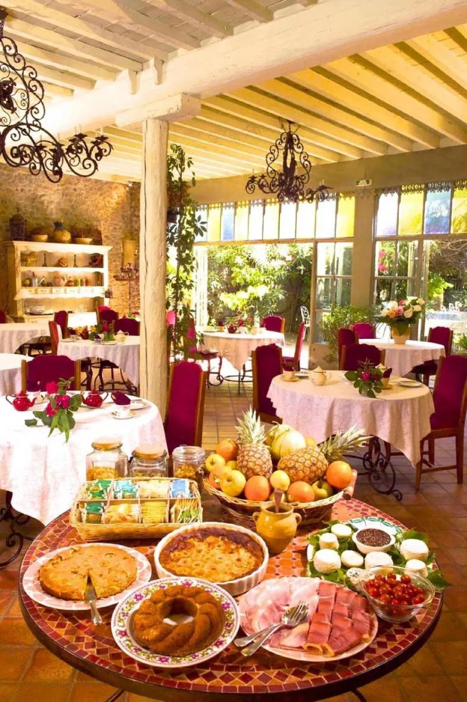 Buffet breakfast in Hôtel Château de Cavanac