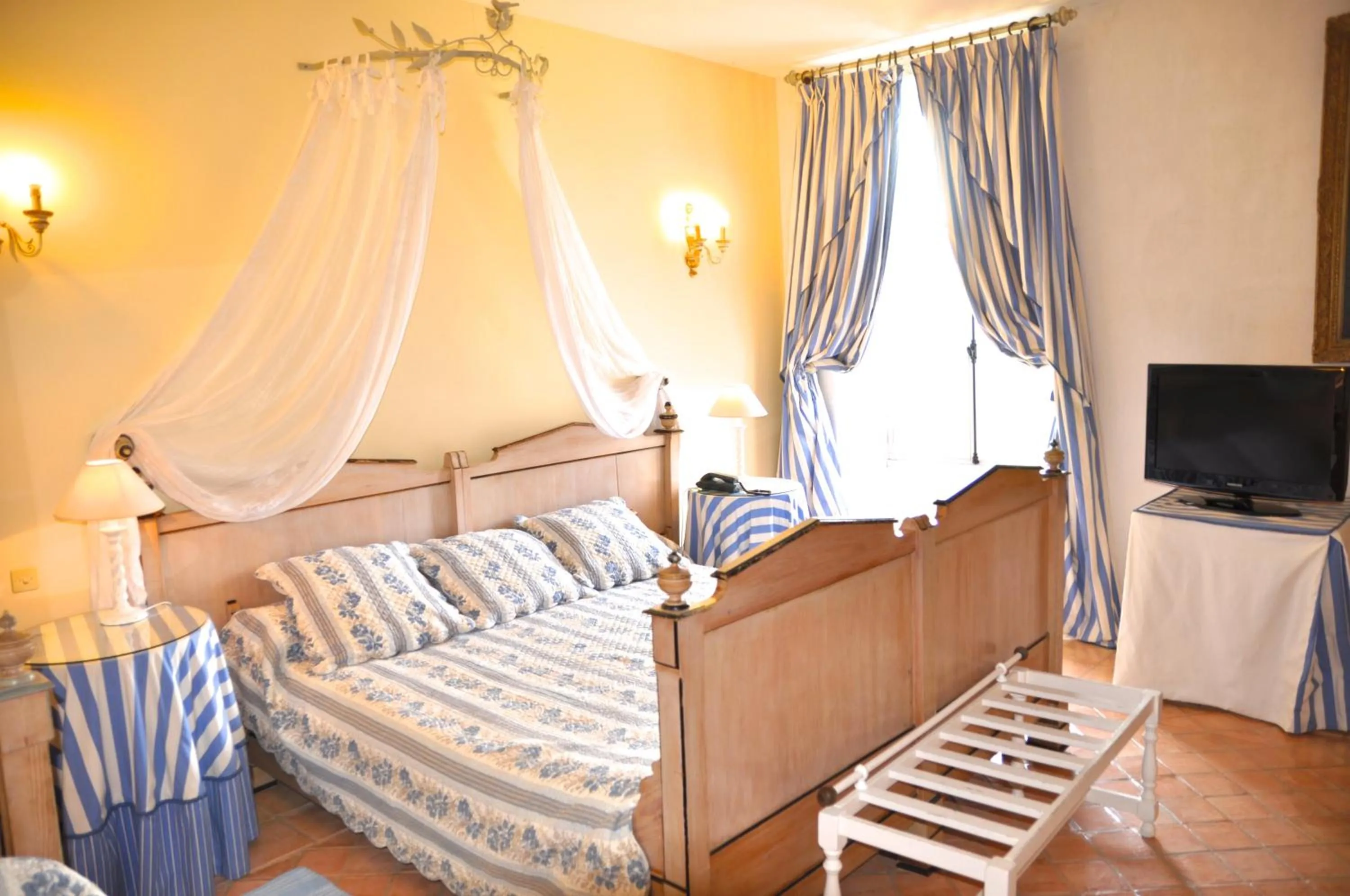 Bedroom, Bed in Hôtel Château de Cavanac