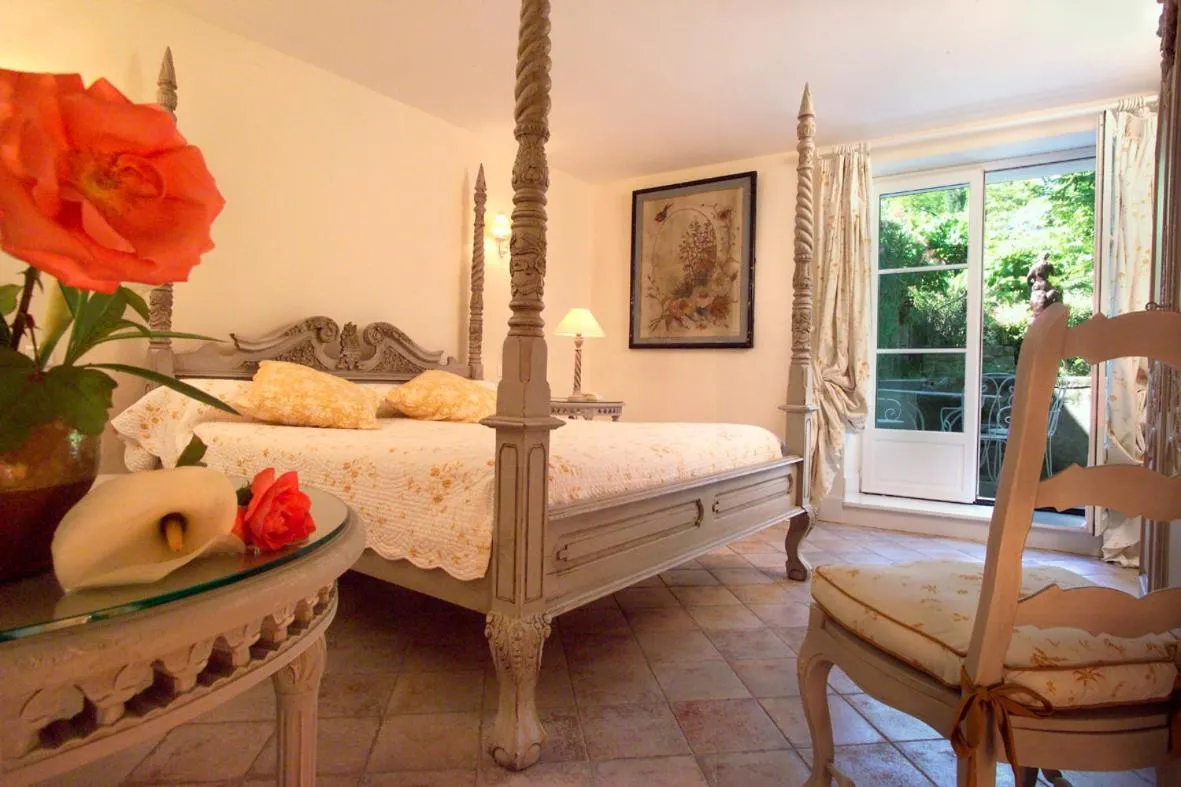 Bed in Hôtel Château de Cavanac