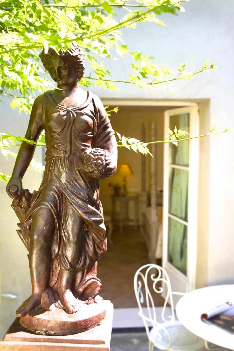 Inner courtyard view in Hôtel Château de Cavanac
