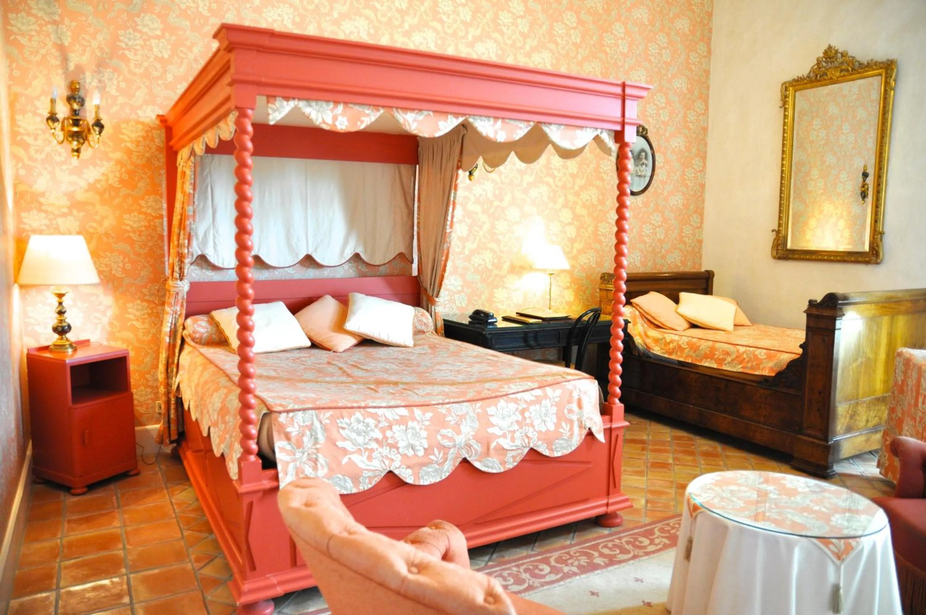 Bedroom, Bed in Hôtel Château de Cavanac