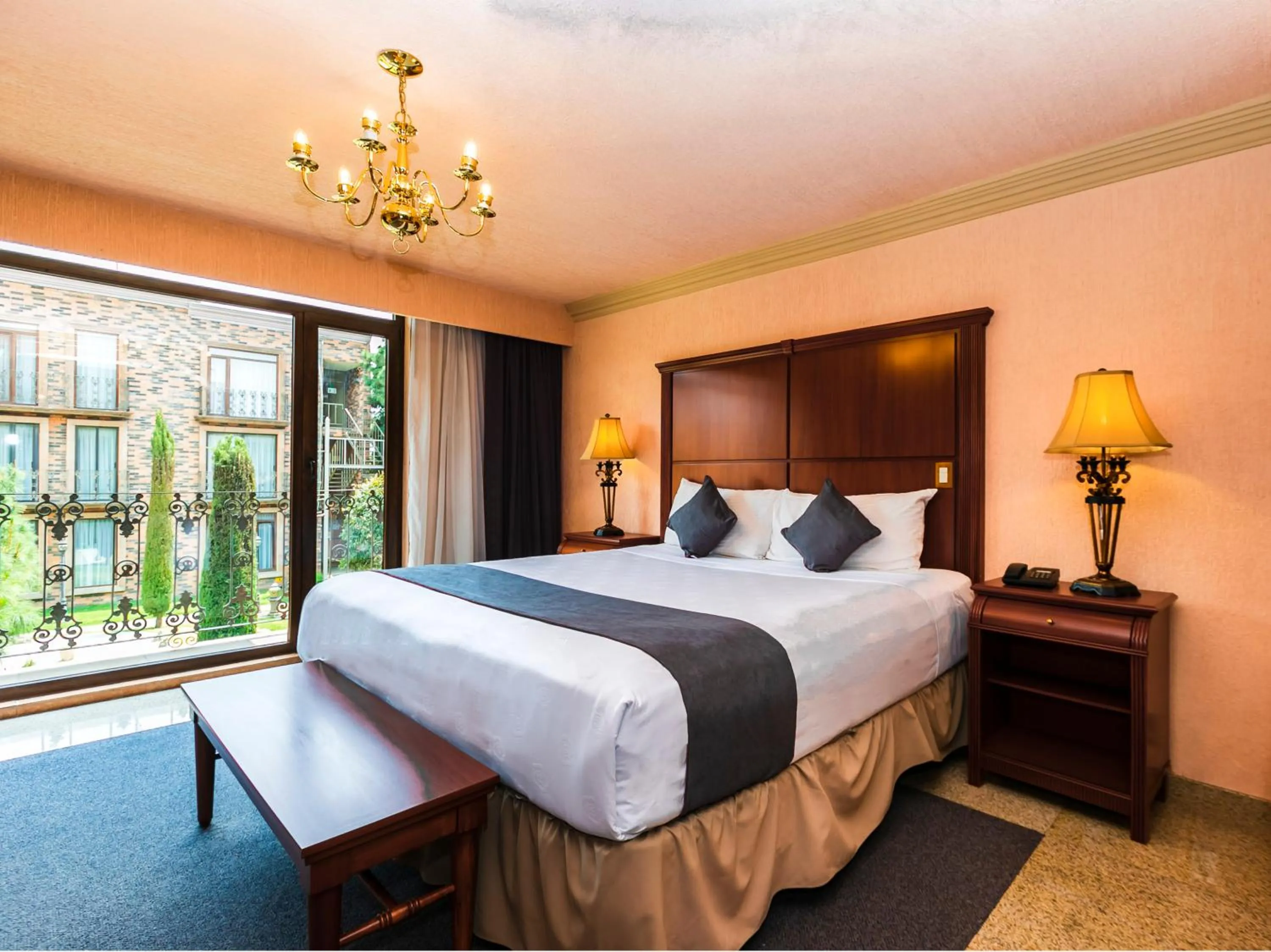 Photo of the whole room, Bed in Quinta del Rey Hotel