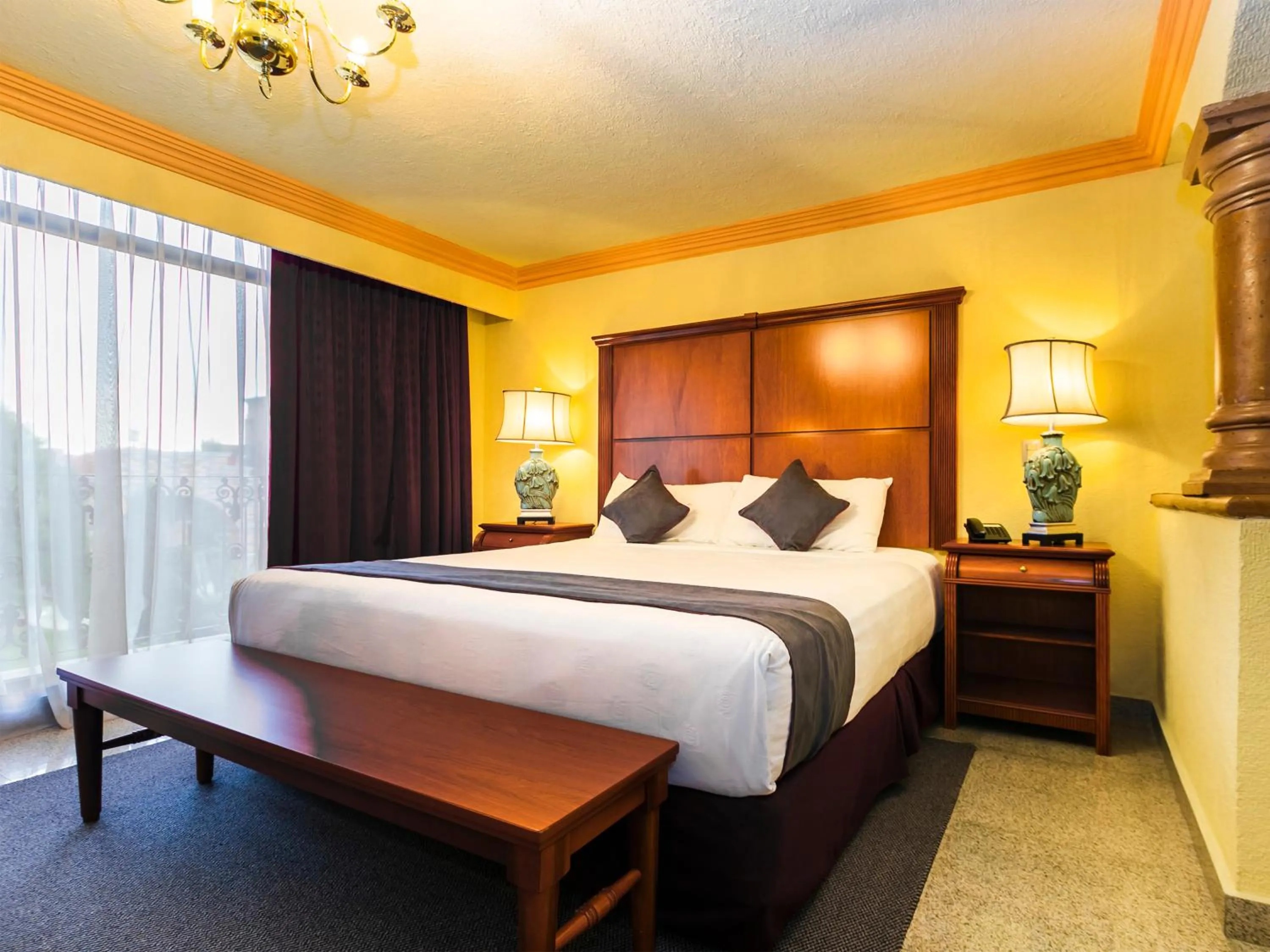 Photo of the whole room, Bed in Quinta del Rey Hotel