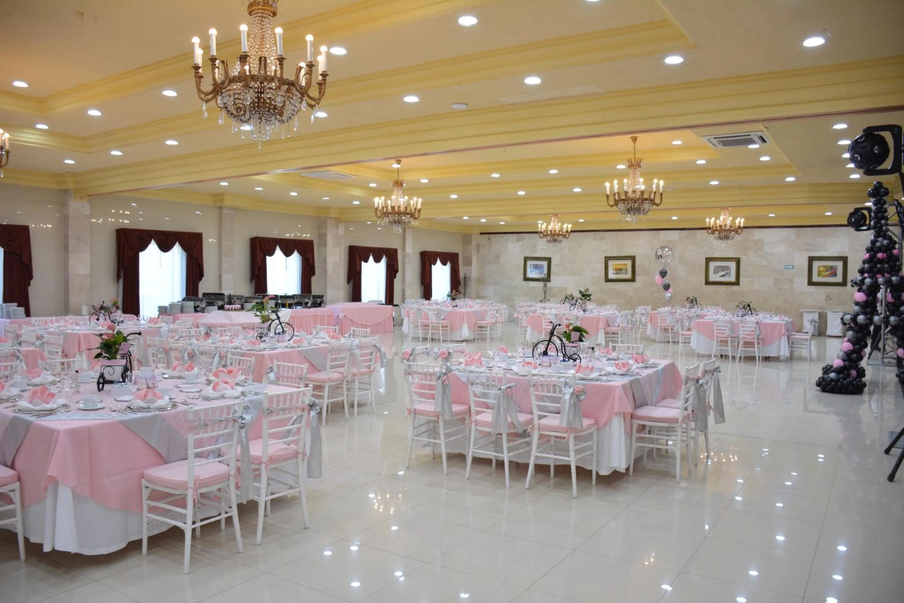 Restaurant/places to eat in Quinta del Rey Hotel