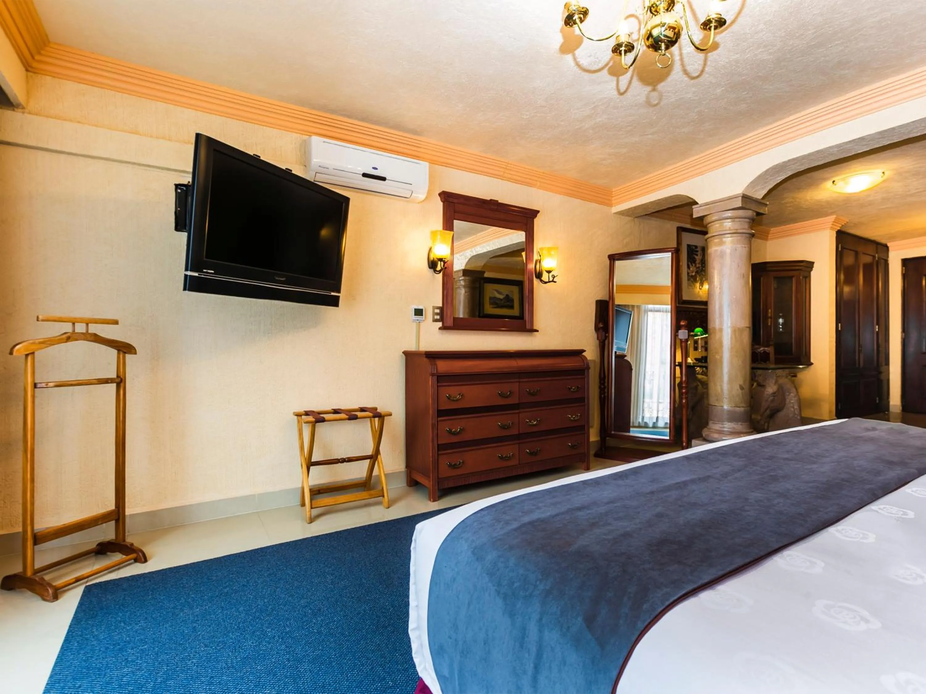 TV and multimedia, Bed in Quinta del Rey Hotel