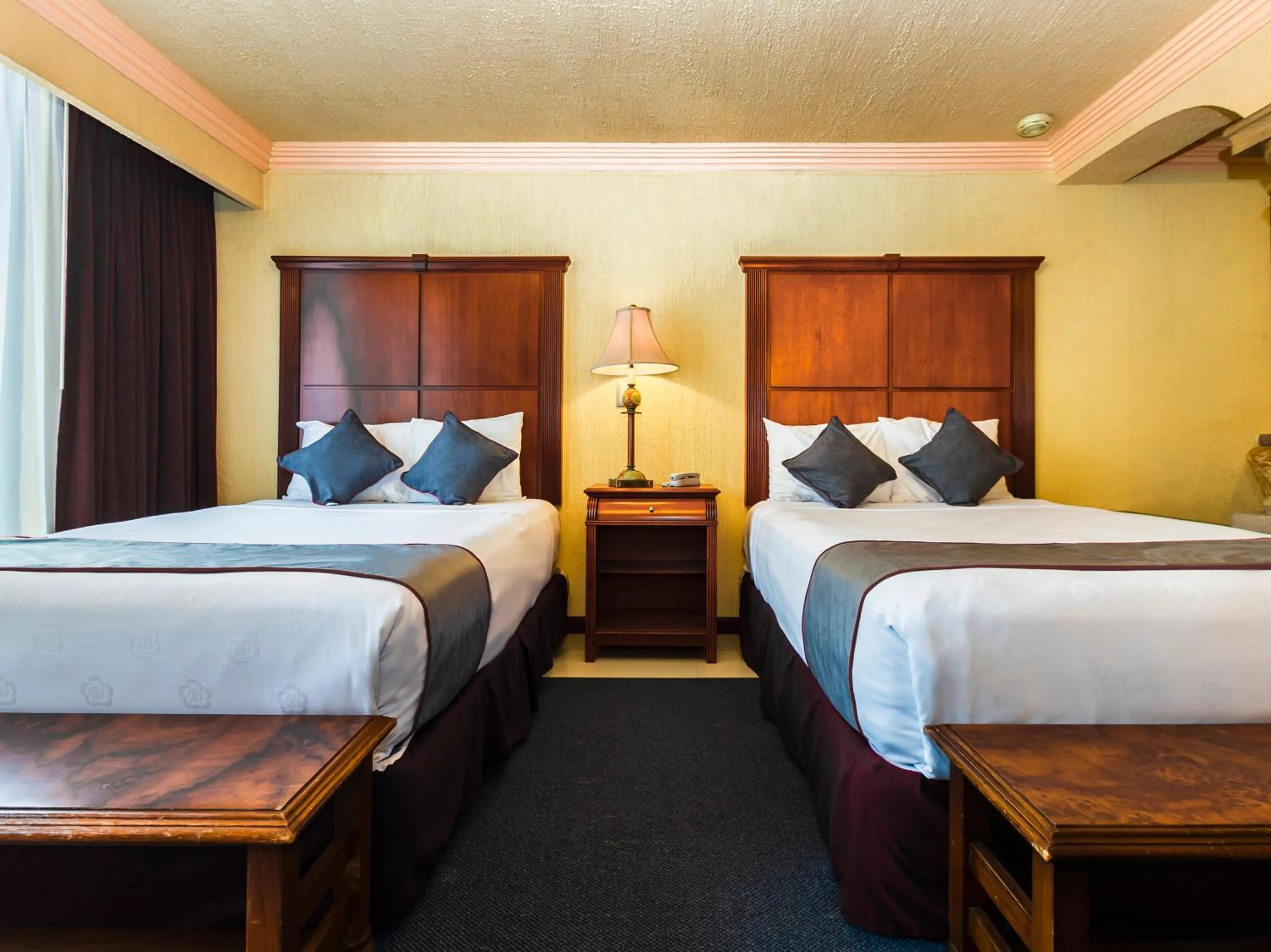 Photo of the whole room, Bed in Quinta del Rey Hotel