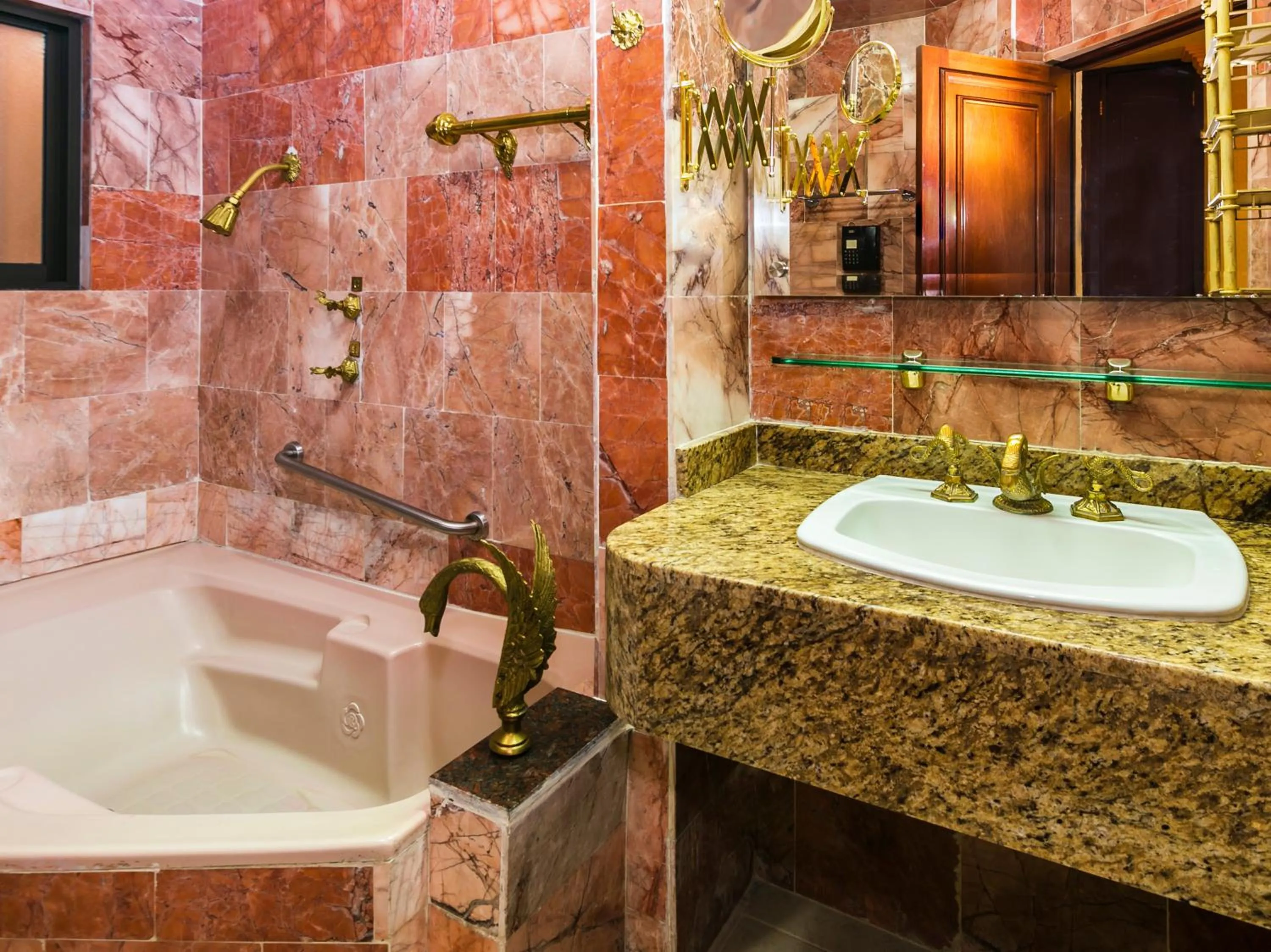 Hot Tub in Quinta del Rey Hotel