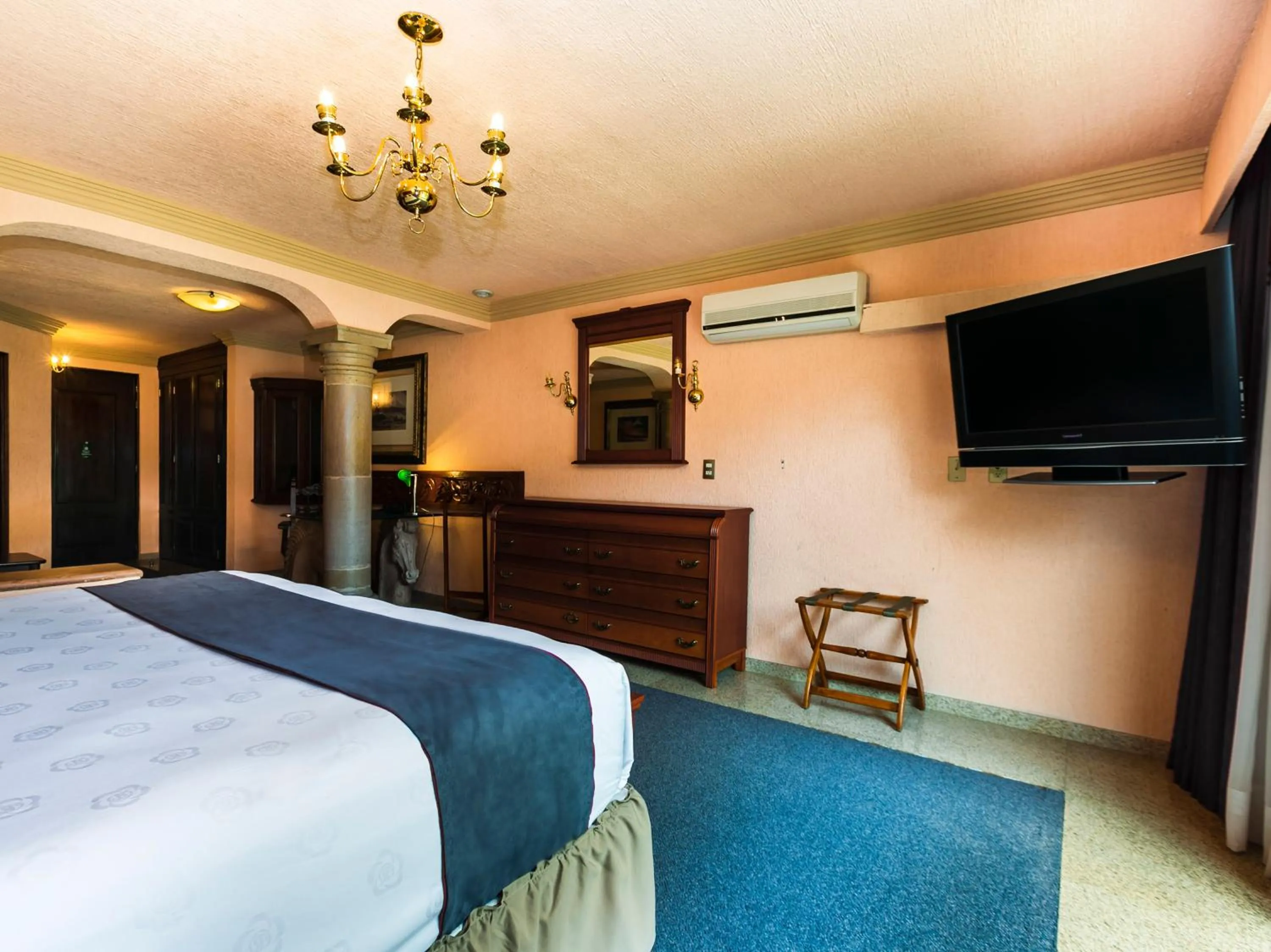 TV and multimedia, Bed in Quinta del Rey Hotel