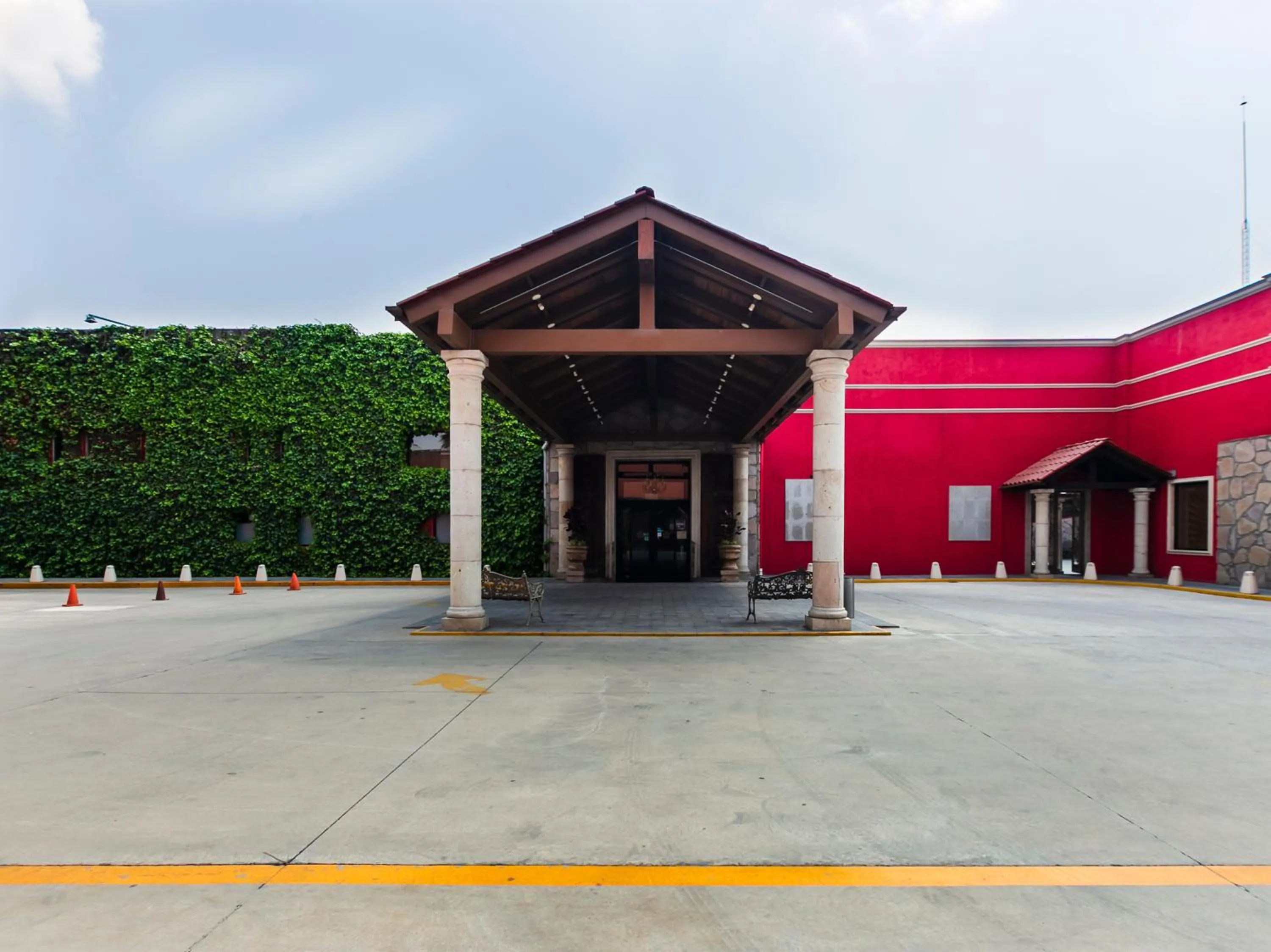 Facade/entrance in Quinta del Rey Hotel